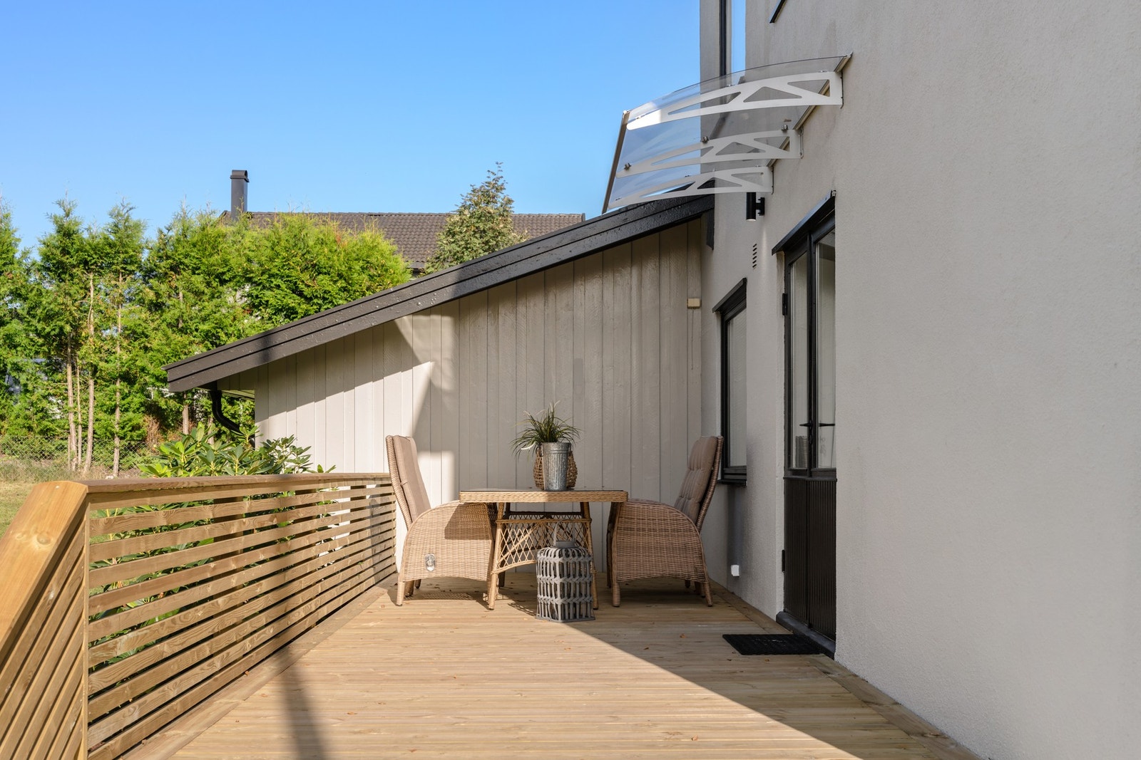 Det er utgang fra stue til terrasse på ca. 17 kvm. Her er det god plass til utemøblement og grill. Galleribilde