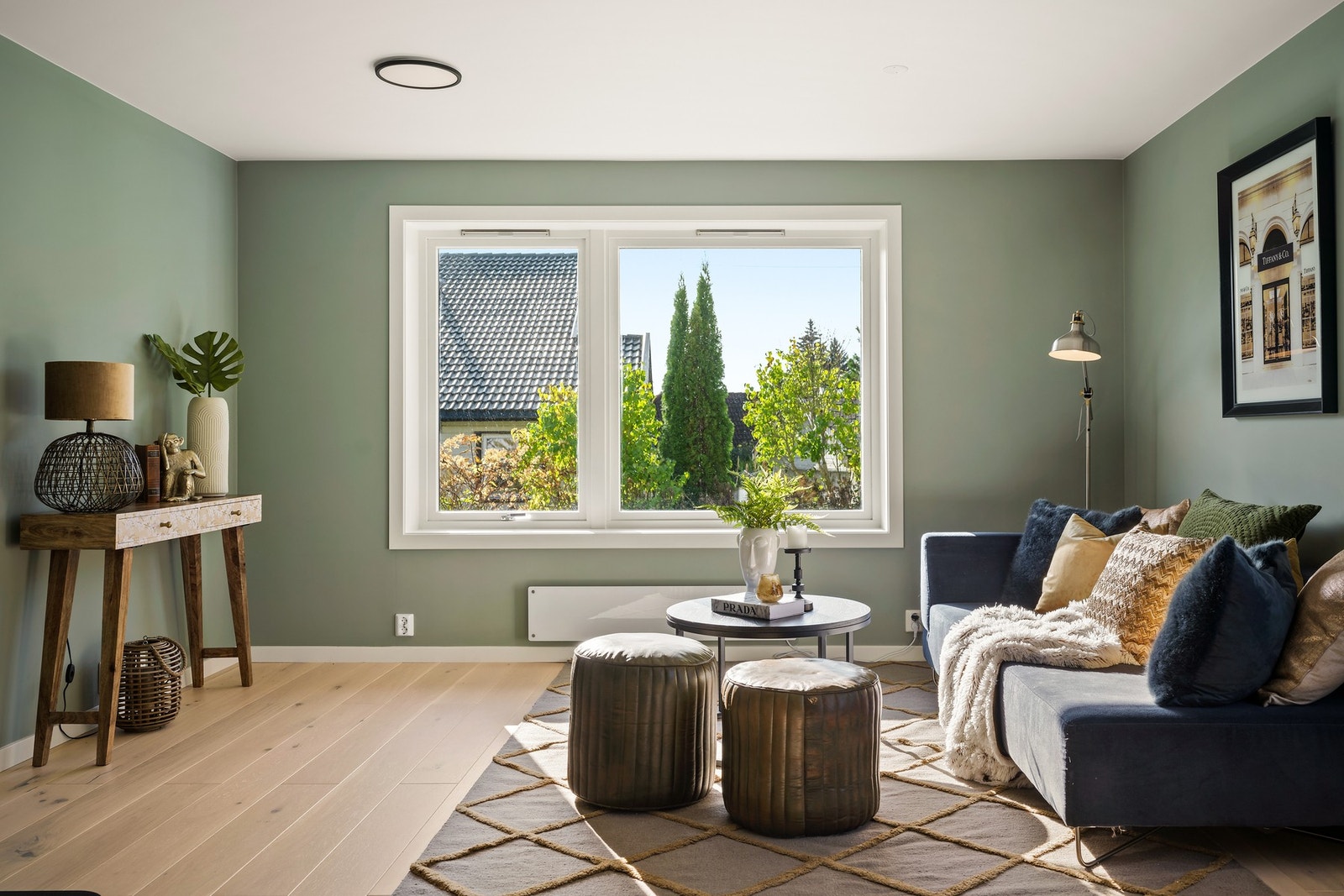 Boligen har en åpen løsning med romslig stue, spisestue og kjøkken. Her er det gode møbleringsmuligheter. Galleribilde