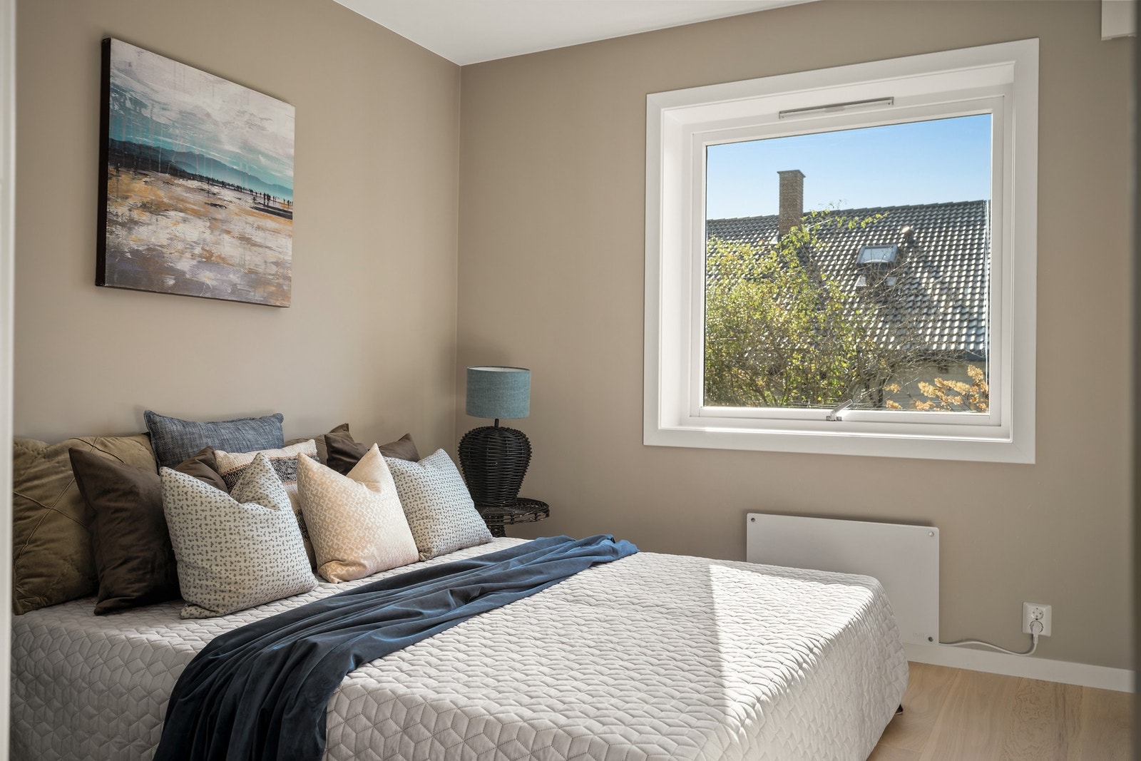 Det er totalt 3 soverom i boligen. Hovedsoverommet har god plass til dobbeltseng og nattbord, samt en garderobeløsning. Galleribilde