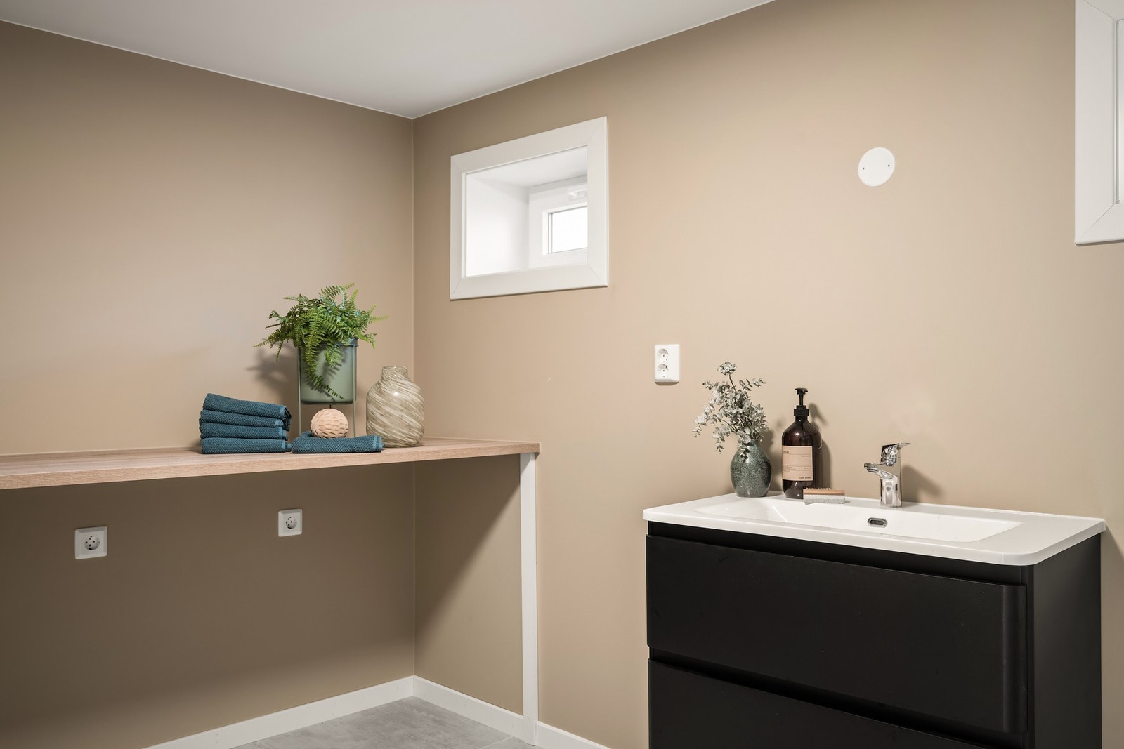 Praktisk vaskerom med oppsett for vaskemaskin og tørketrommel. Rommet har i tillegg elektriske varmekabler. Galleribilde