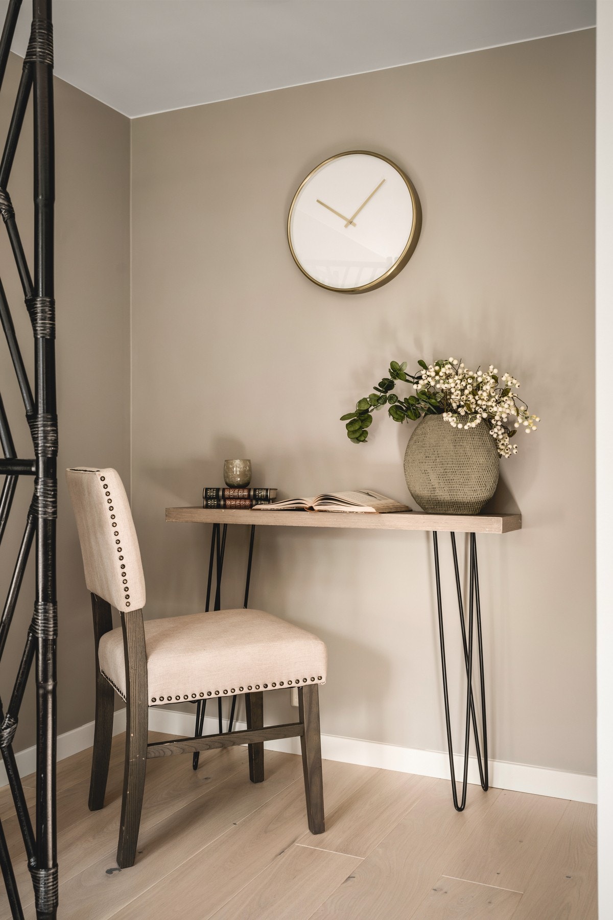 Dette er et rom som det er enkelt å trekke seg tilbake til enten det blir brukt som en tv-stue eller et oppholdsareal til de største barna. Galleribilde