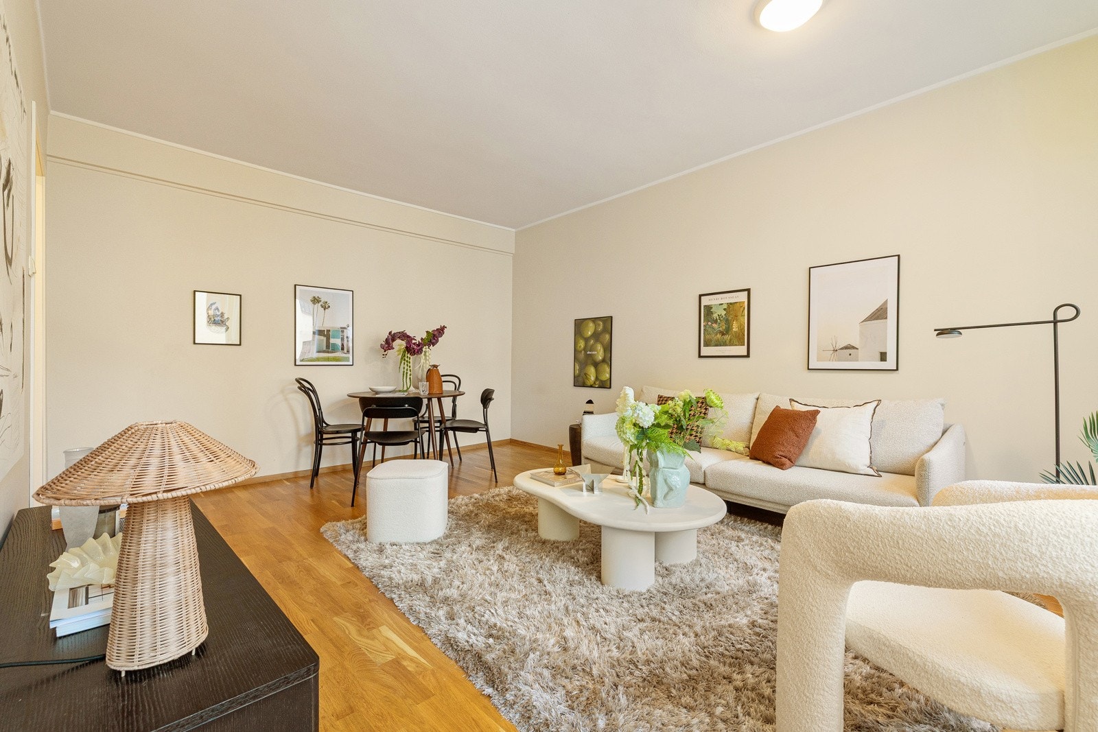 Stuen har god plass til sofagruppe med tilhørende møblement og spisebord Galleribilde