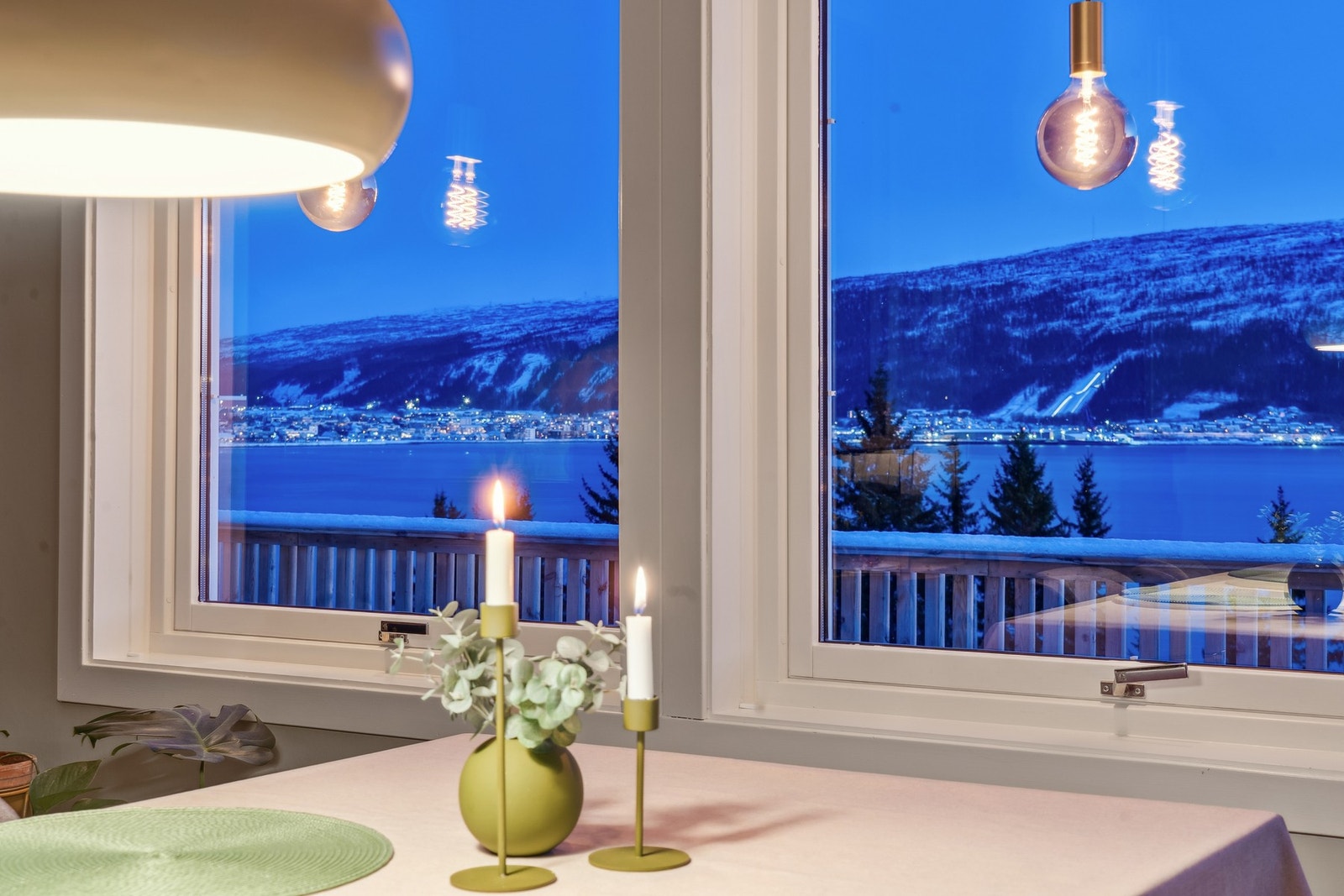 Utsikten kan også nytes fra spisestuen. Galleribilde