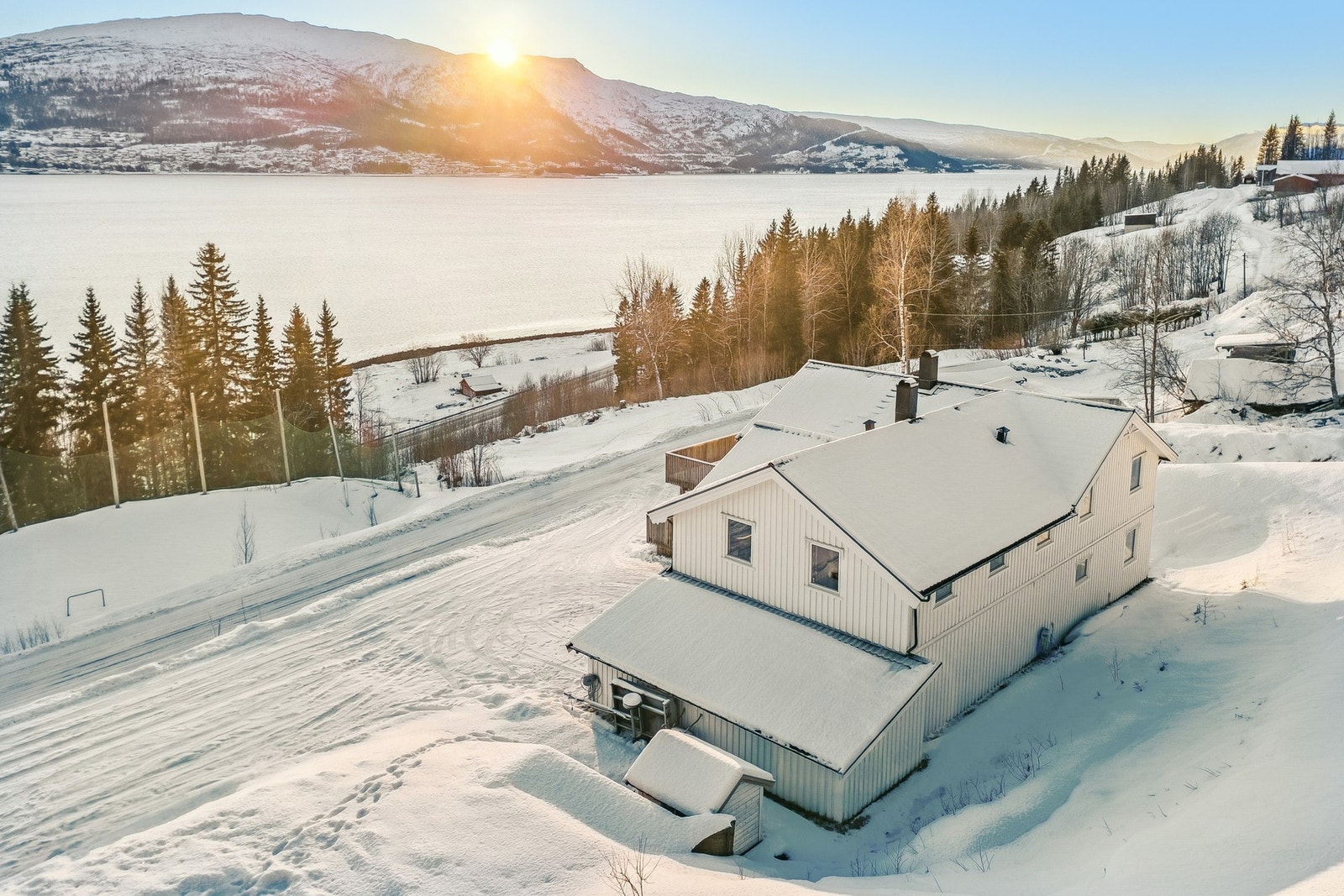 Boligen er fra 2005 og byr på strålende utsikt. Galleribilde