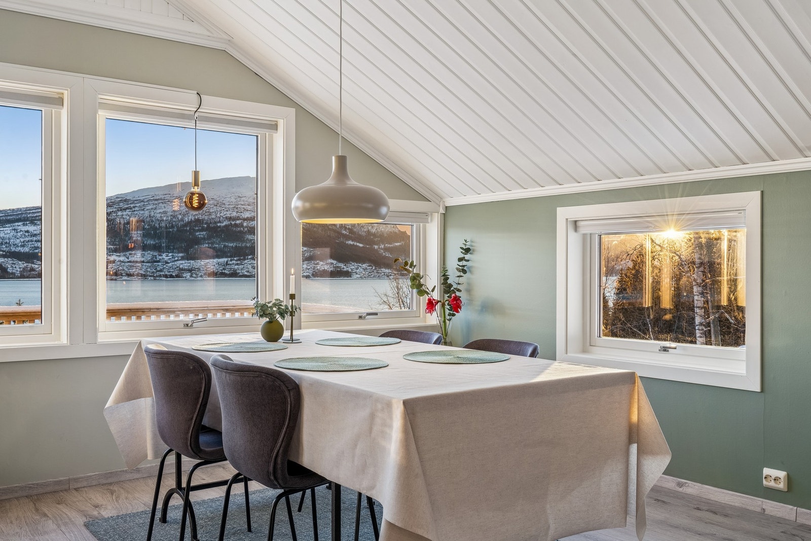 I 2. etg er det meste av arealet for hovedbolig. Galleribilde