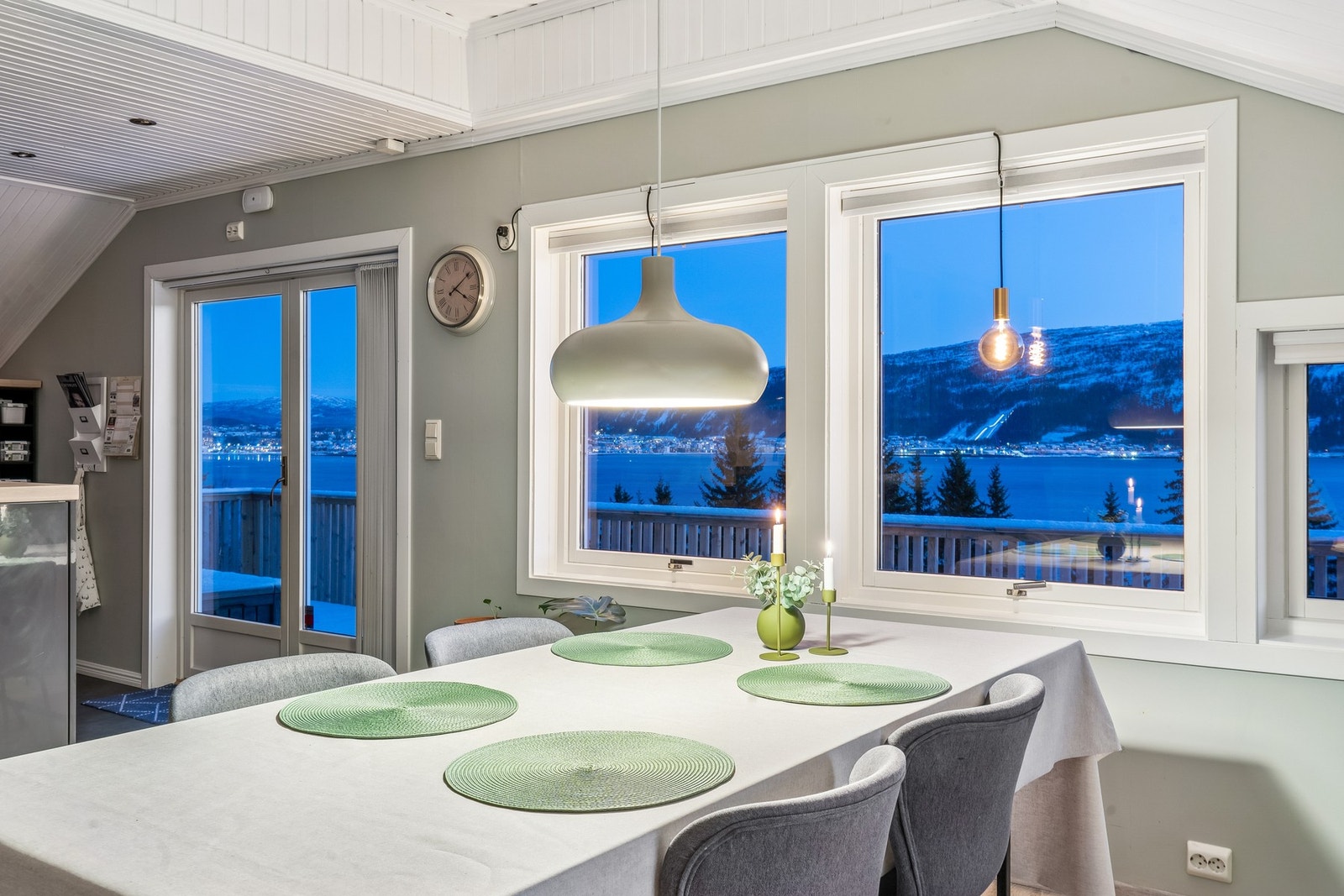 Utgang fra kjøkkenet til balkong. Galleribilde