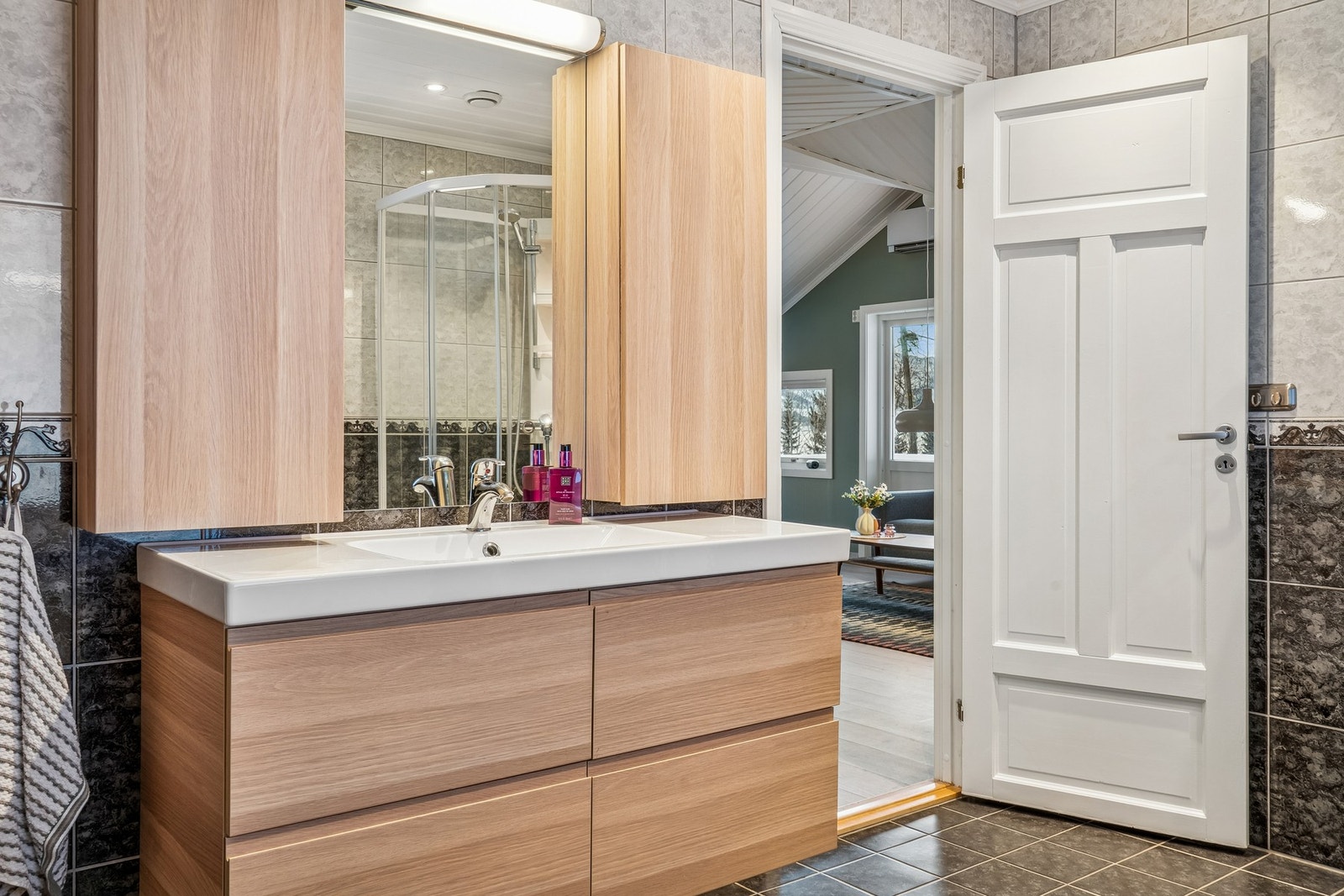 Det største badet har flislagt gulv og vegger. Galleribilde