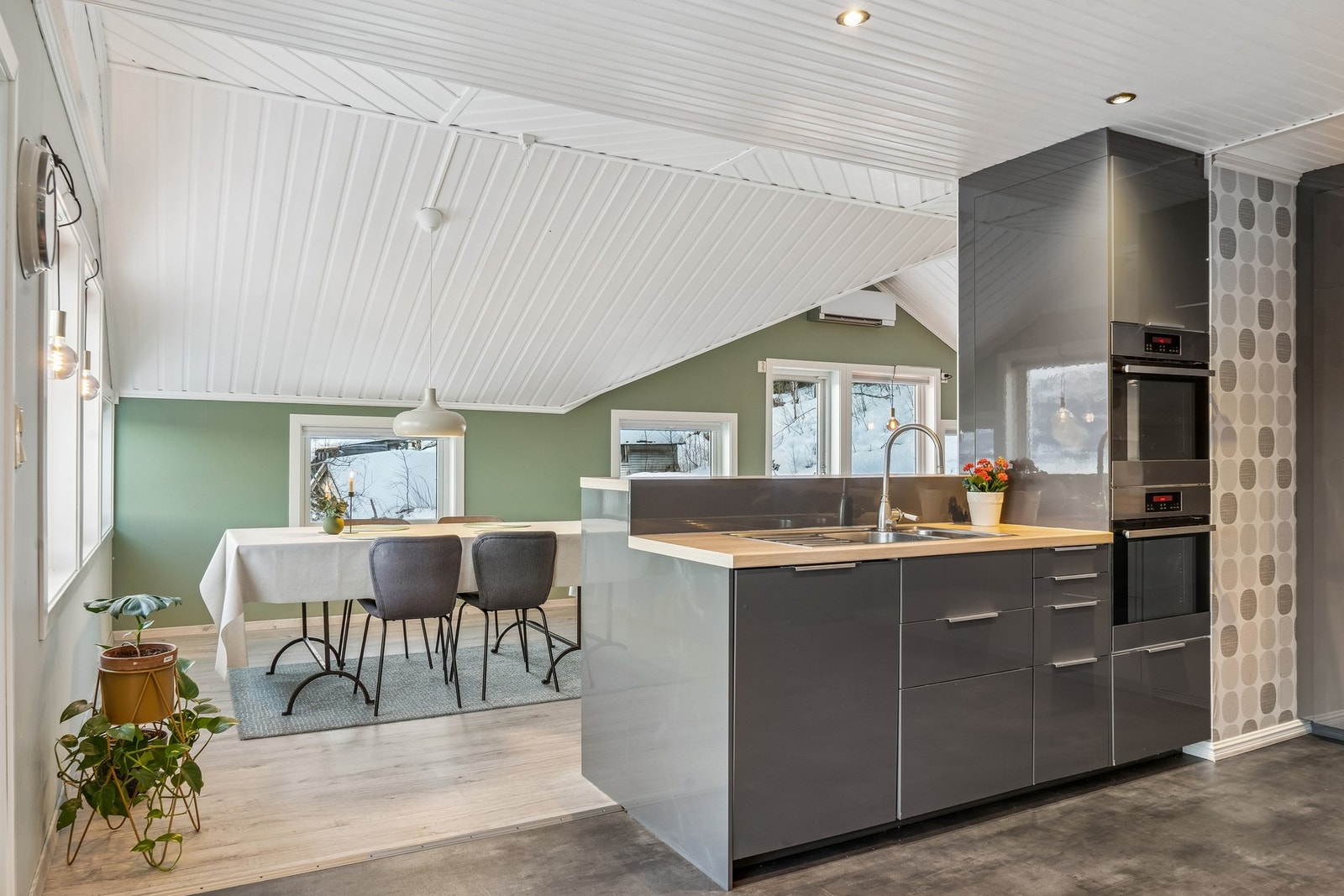 Naturlig plass for spisestue like ved kjøkkenet. Galleribilde