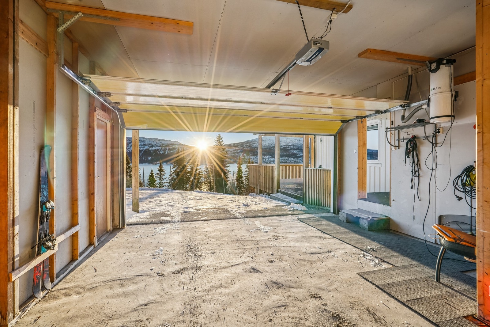 Huset har dobbeltgarasje med installert lader for elbil. Galleribilde