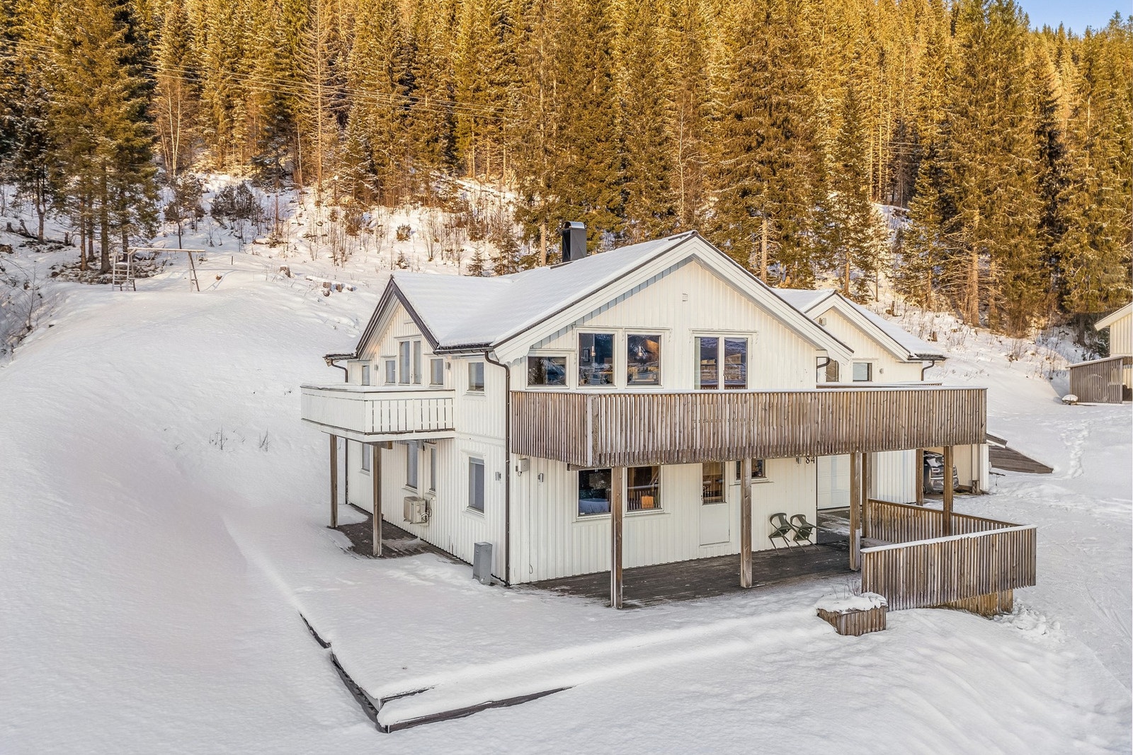 Her er romslig tomt som grenser mot skogen. Galleribilde