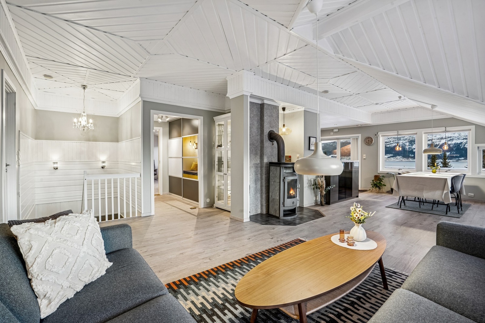 Stuen er utstyrt med vedovn med kleberstein, som gir god varme. Galleribilde