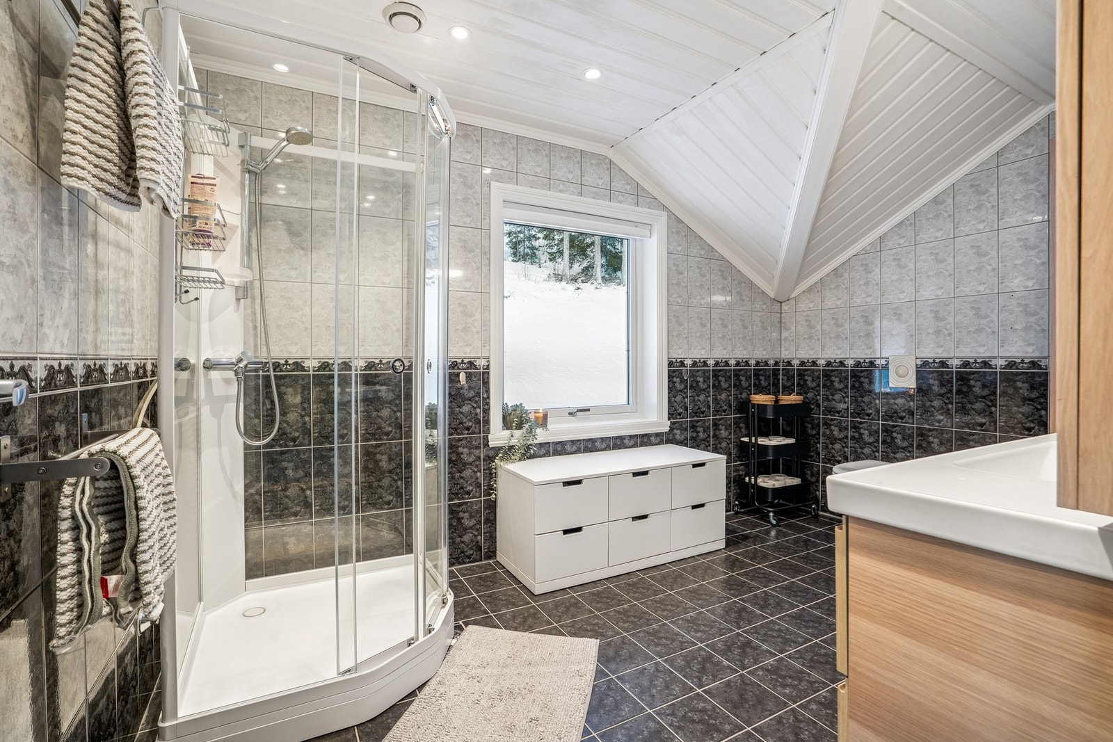 Det er 2 gode bad i 2. etg. Galleribilde