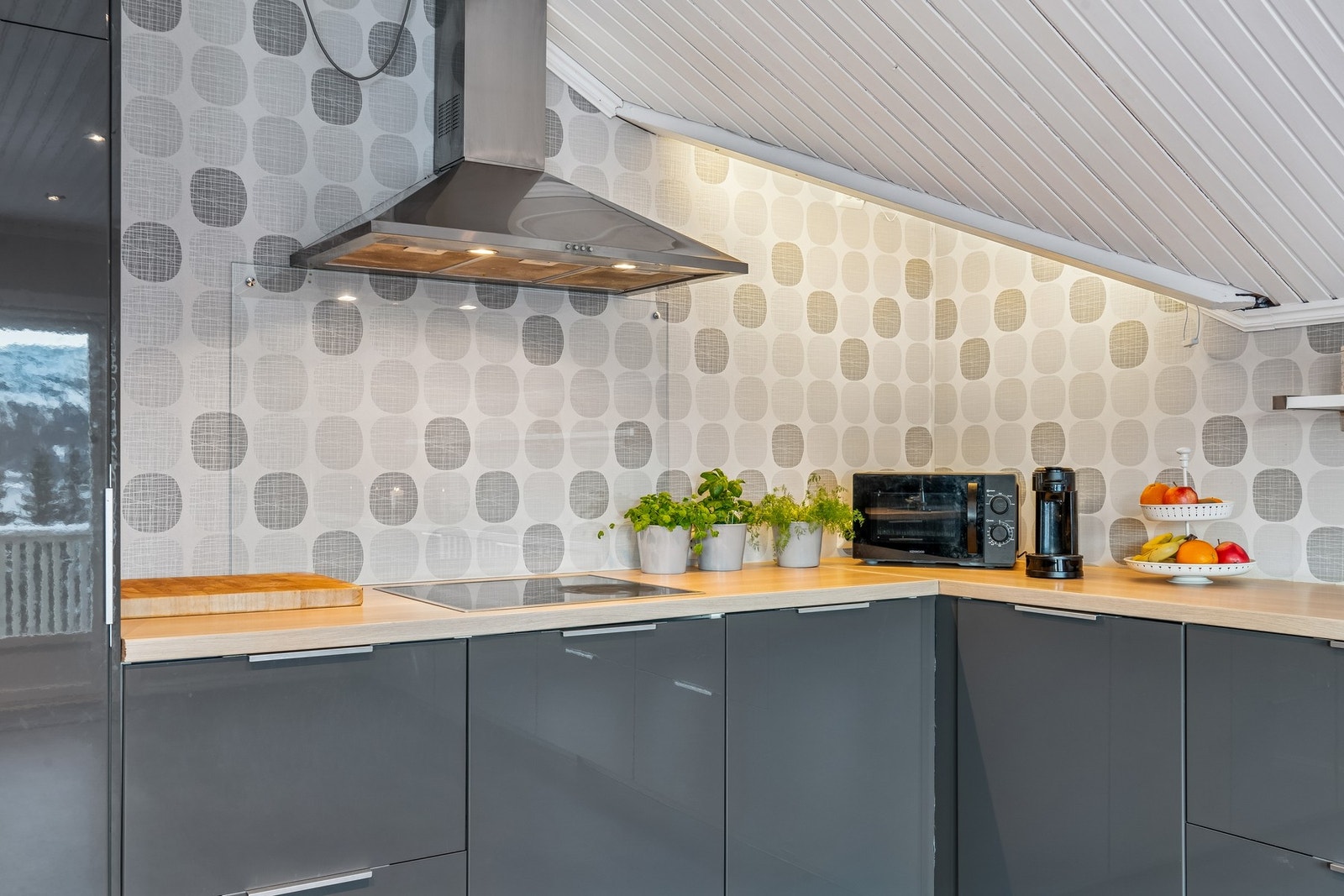 Her er integrerte hvitevarer, og blant annet 2 komfyrer. Galleribilde