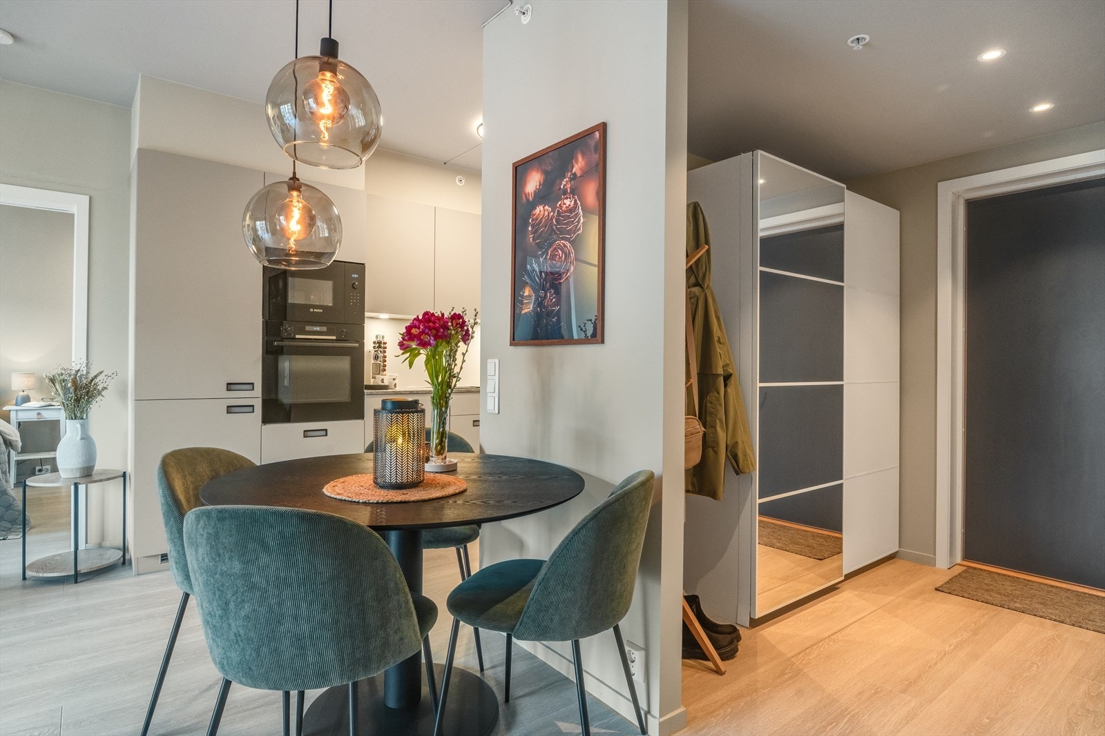 Plass til garderobeskap i gangen - delvis åpent mot stuen Galleribilde