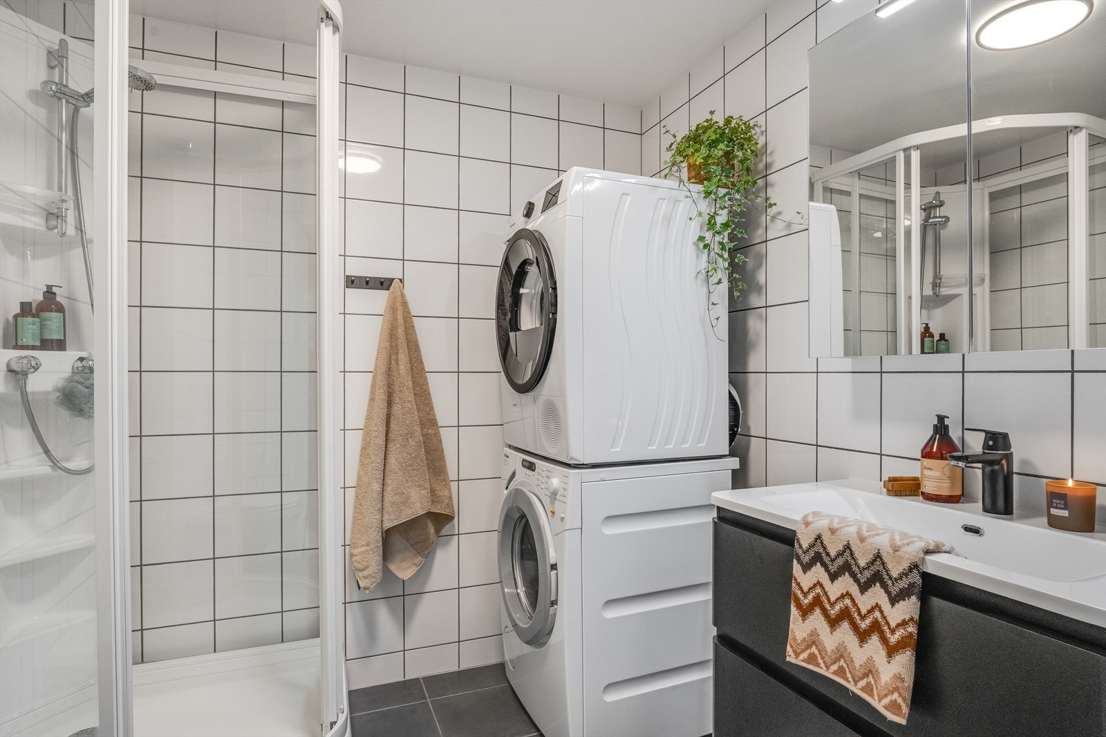 Fint bad med baderomsseksjon, dusjkabinett, toalett og opplegg for vaskemaskin/tørketrommel Galleribilde