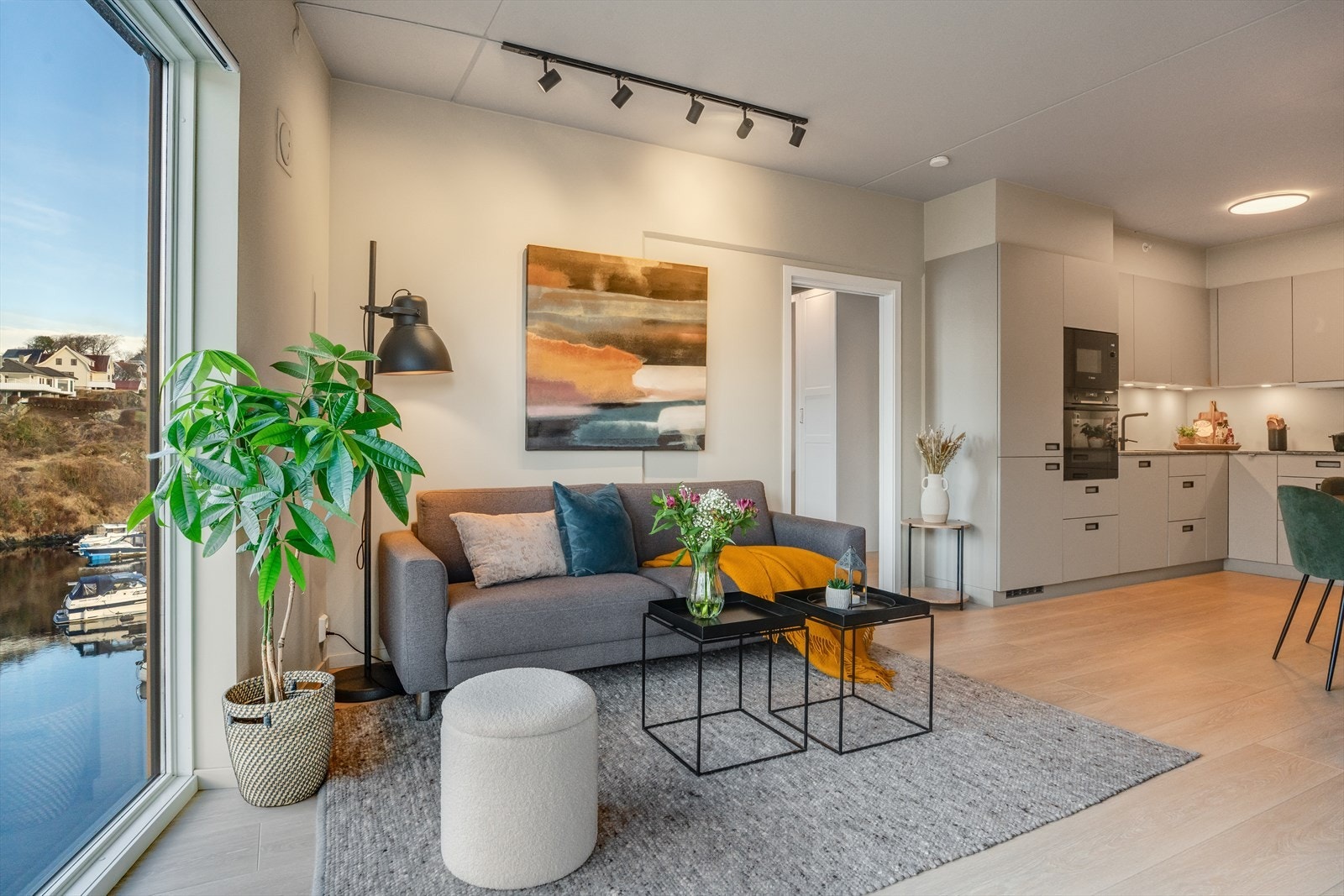 Leiligheten har åpen stue/kjøkkenløsning Galleribilde