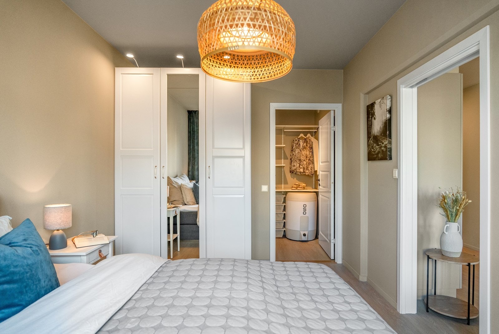 Innenfor soverommet er det graderobe/bod Galleribilde