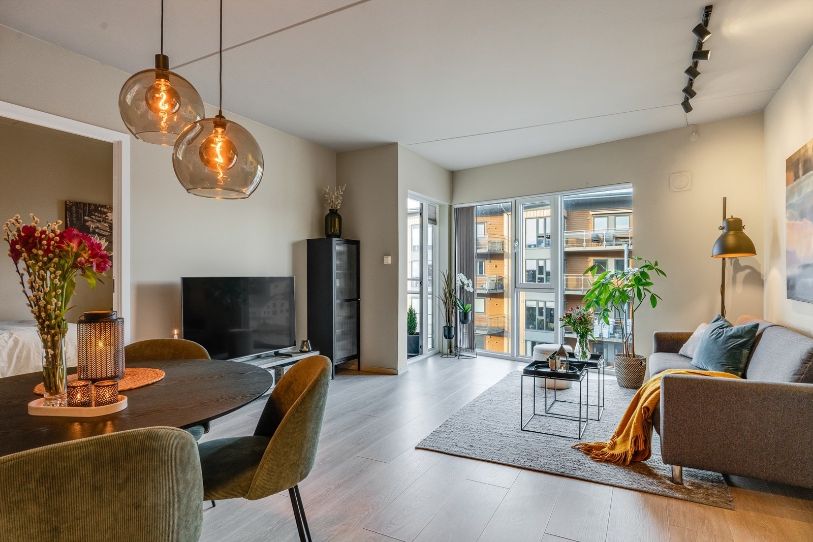 Fin stue med plass til sittegruppe og spisebord Galleribilde