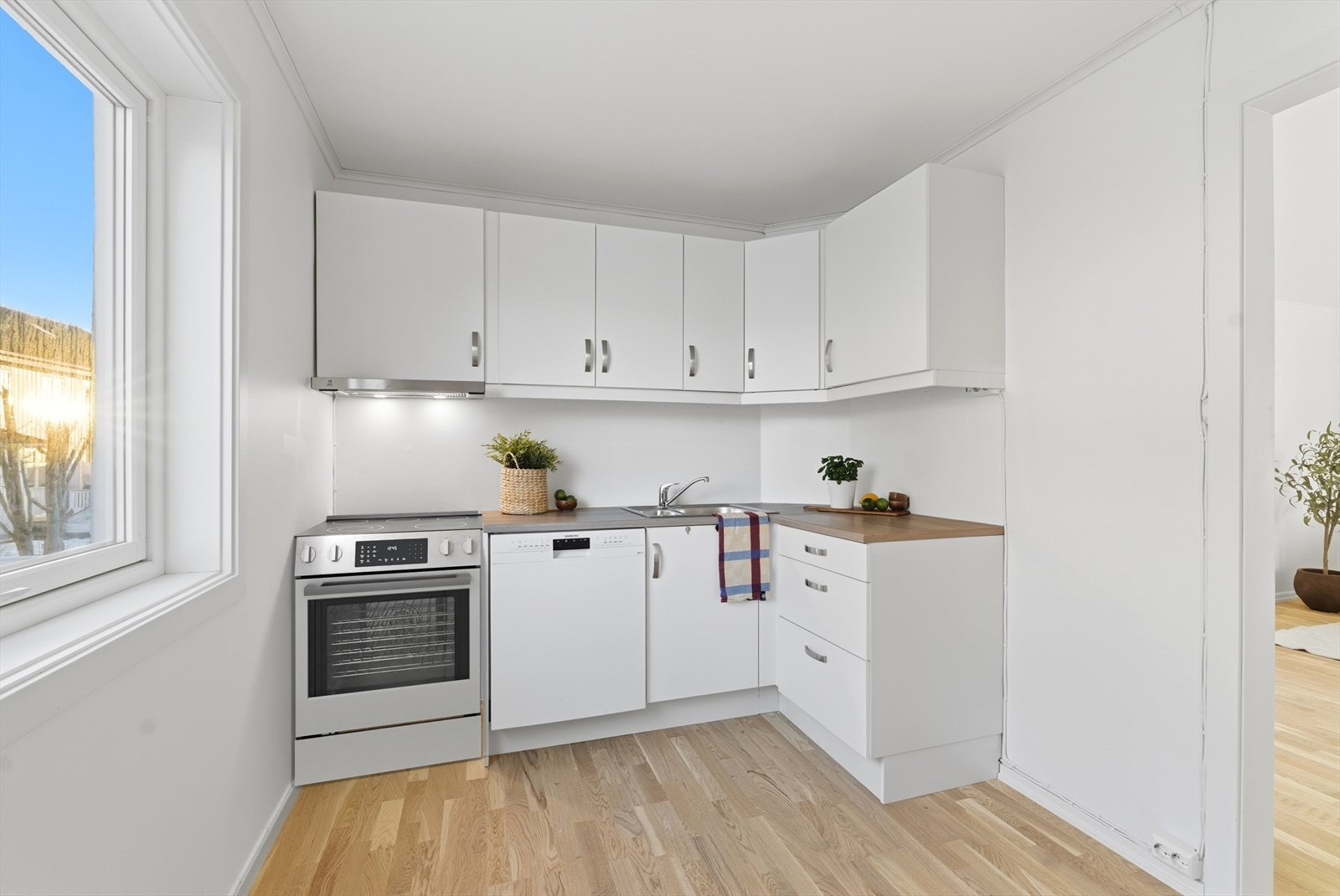 Et lyst og hyggelig rom som egner seg godt både til matlaging og hyggelige måltider Galleribilde