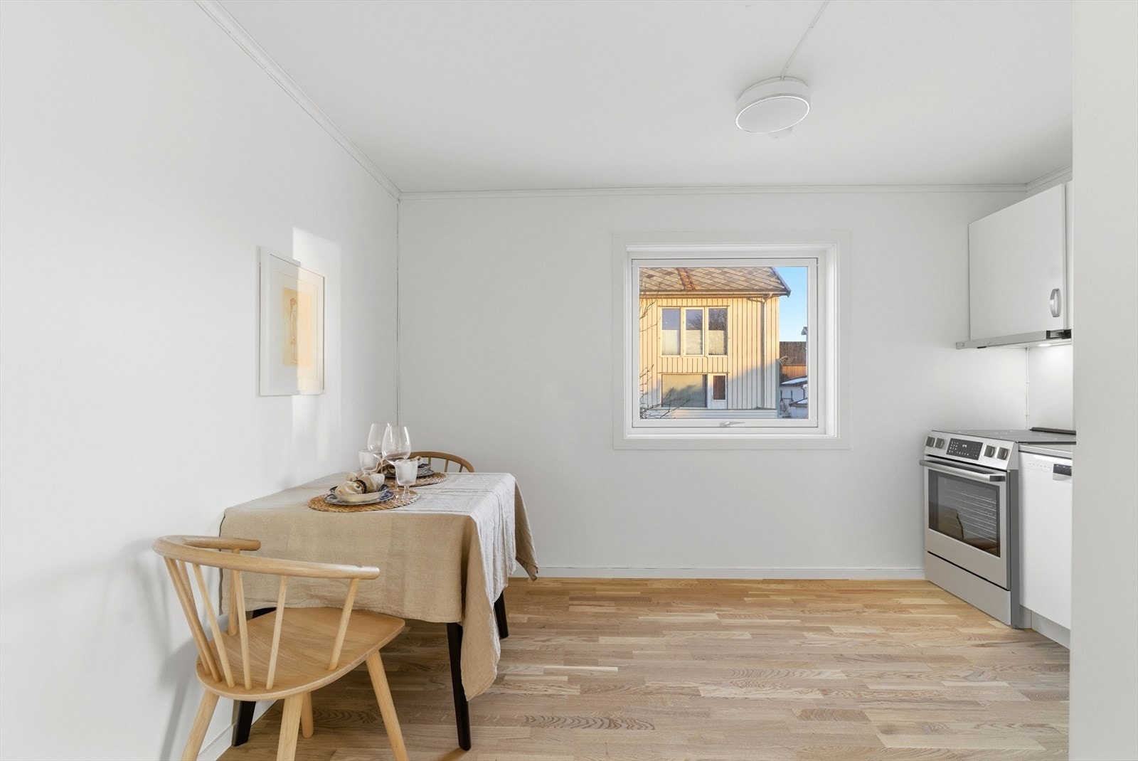 En lys og hyggelig 2-roms leilighet beliggende i en klassisk firemannsbolig Galleribilde