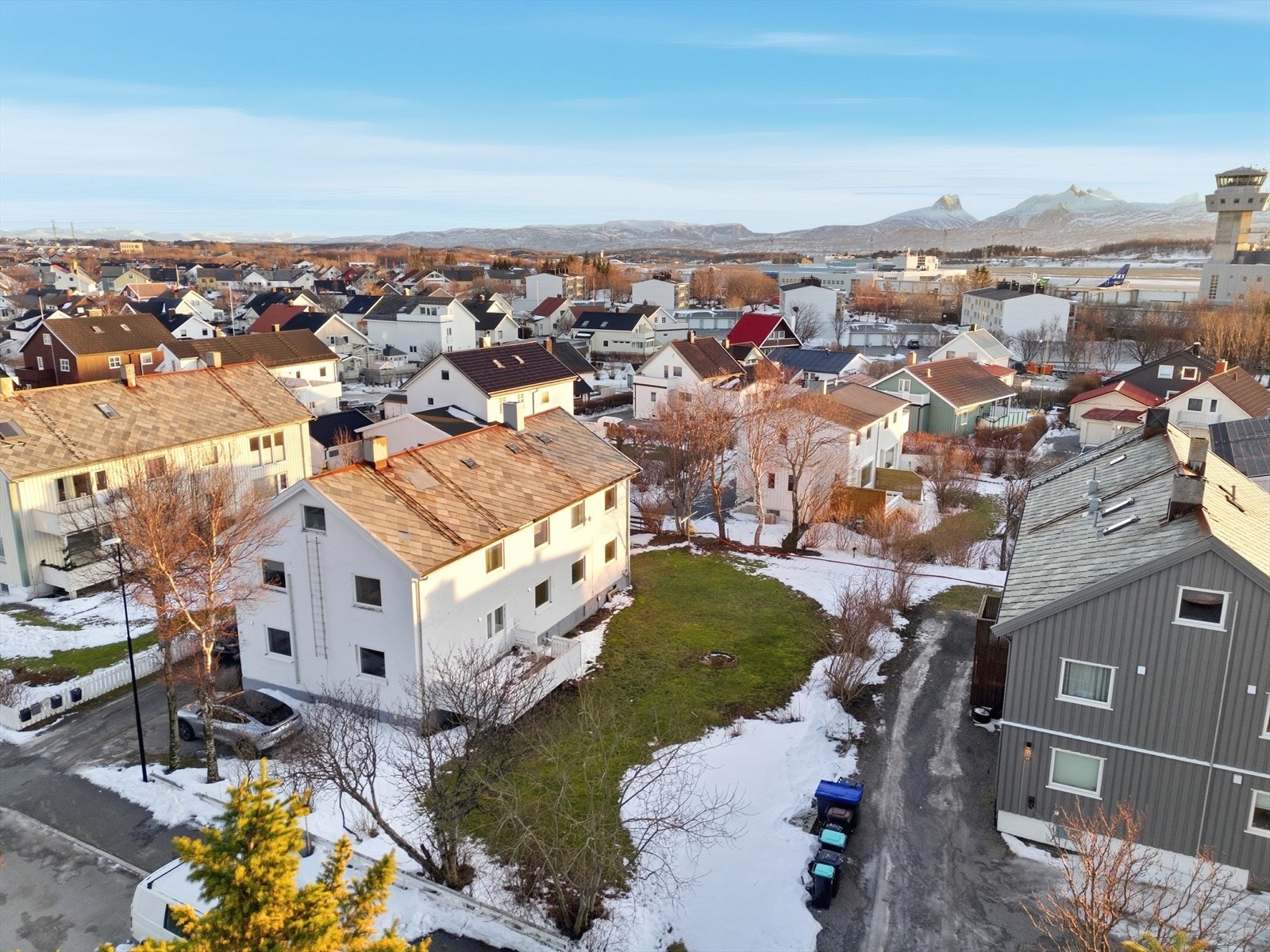 Nærområdet byr på gode rekreasjonsmuligheter med grøntområder, turstier og fine utearealer som kan benyttes året rundt Galleribilde