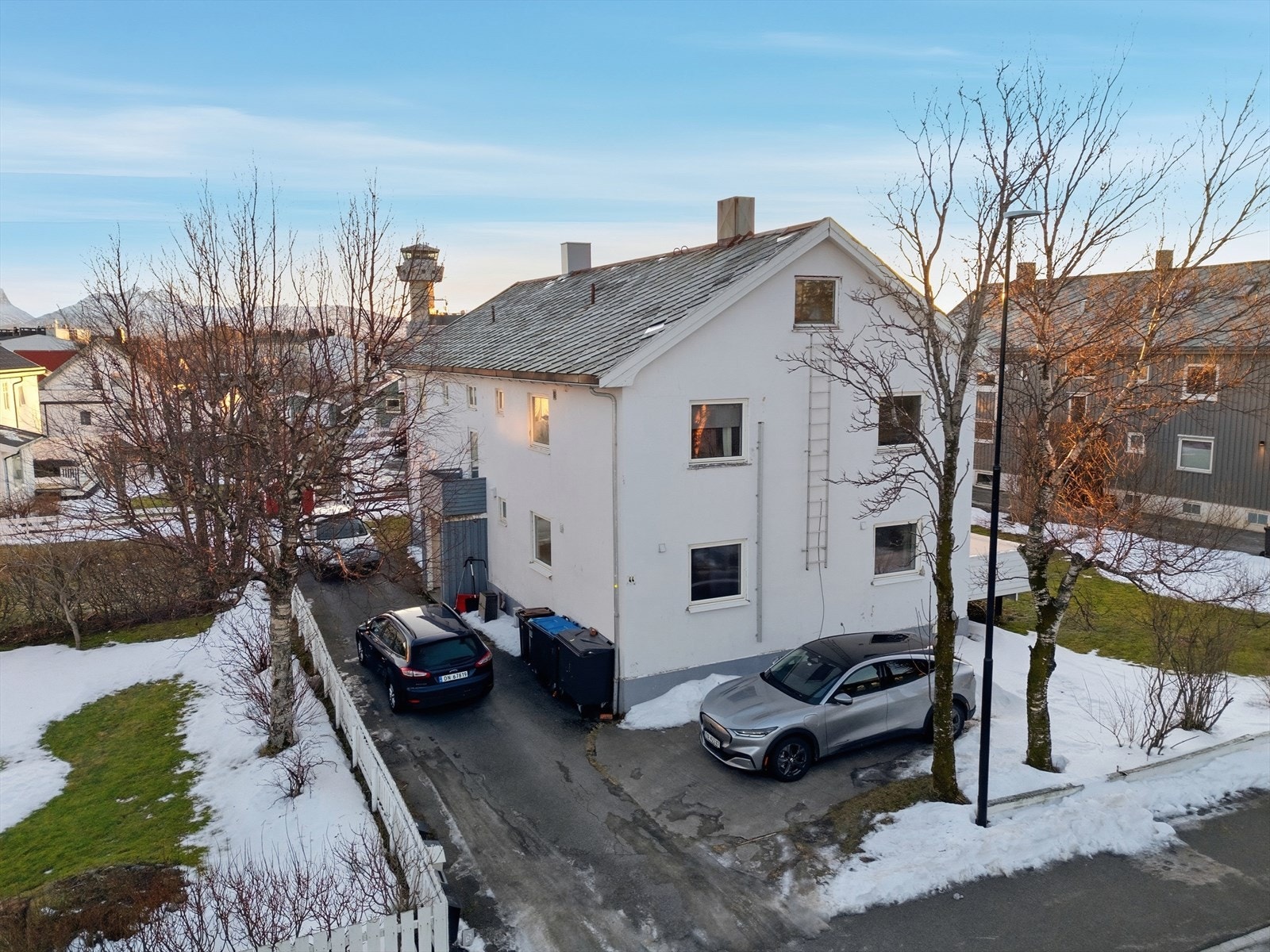 Boligen ligger i et område preget av trygghet og stabilitet, med lite gjennomgangstrafikk og et hyggelig nærmiljø Galleribilde