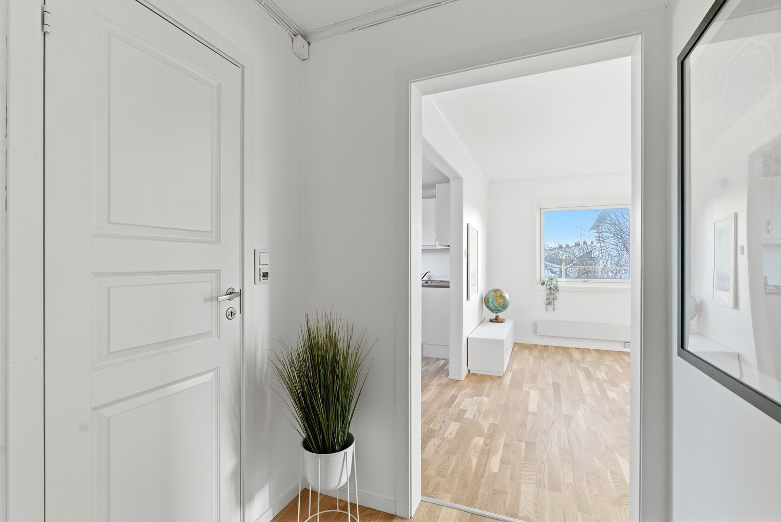 lys og innbydende entré som gir et godt førsteinntrykk av boligen - Her er det plass til oppbevaring av yttertøy og sko Galleribilde