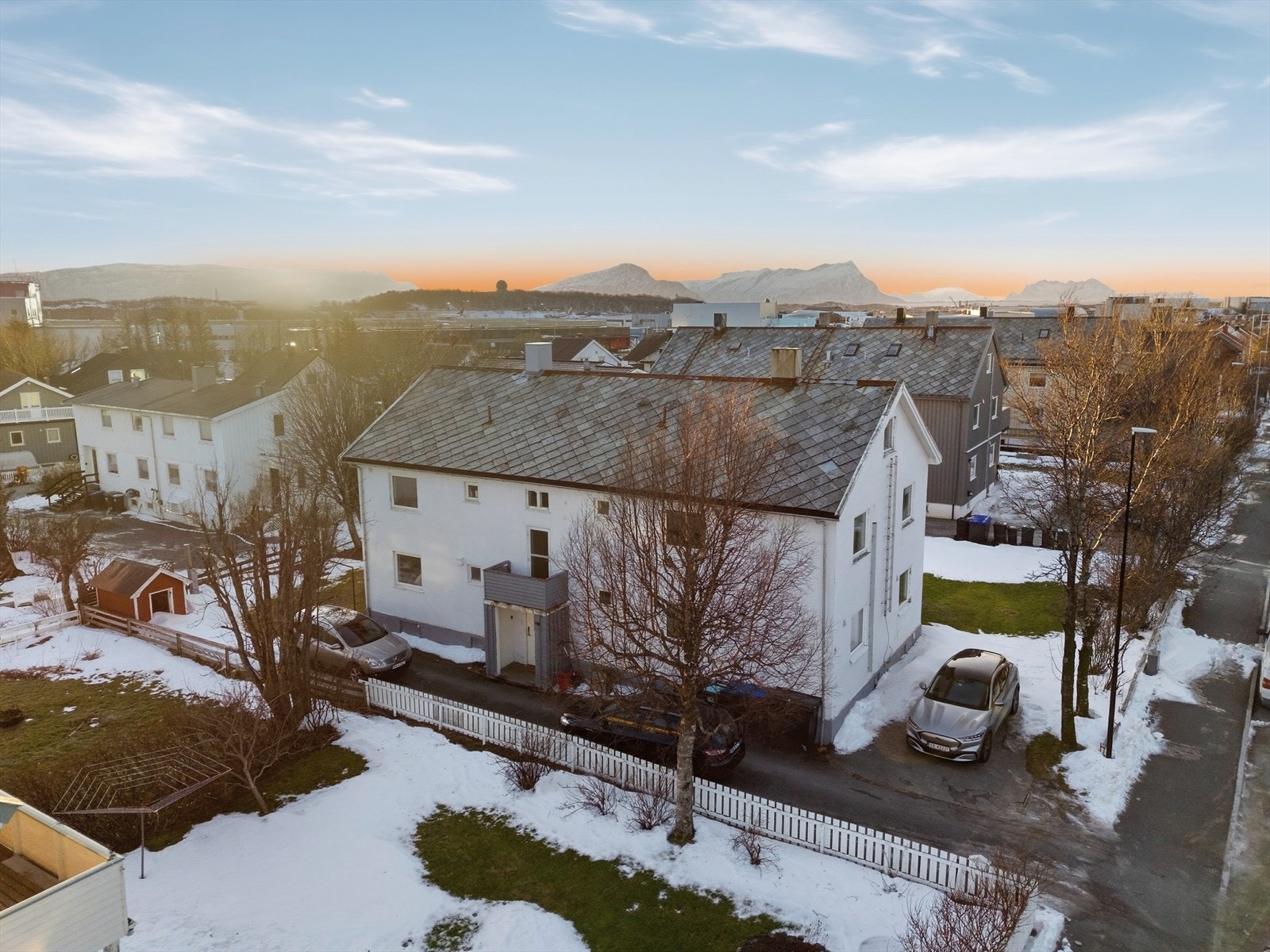 Området kombinerer rolige omgivelser med nærhet til sentrum, noe som gir en praktisk og komfortabel hverdag for både barnefamilier, par og enslige Galleribilde