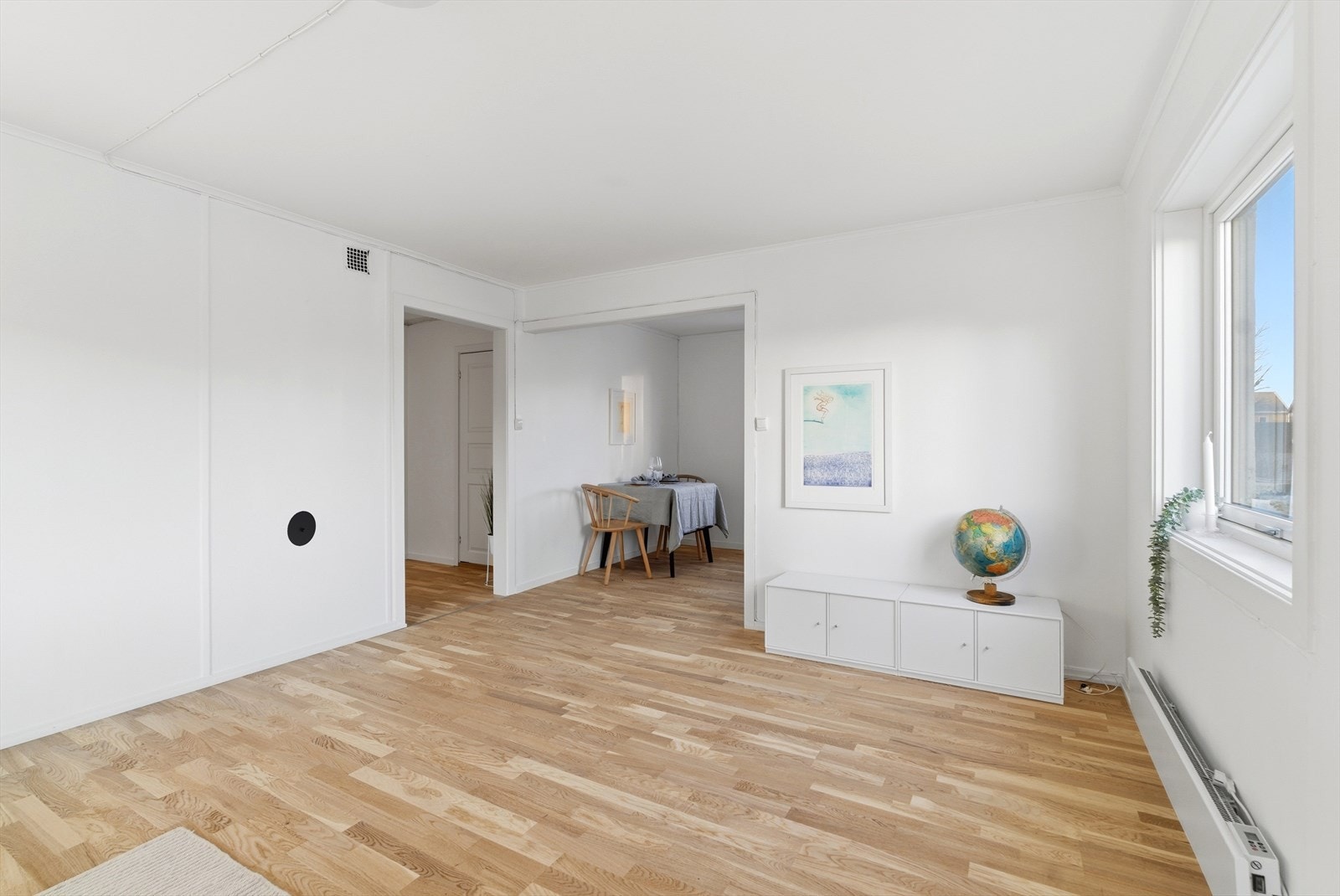 Romslig og luftig stue med gode møbleringsmuligheter for både sofa- og spisegruppe Galleribilde