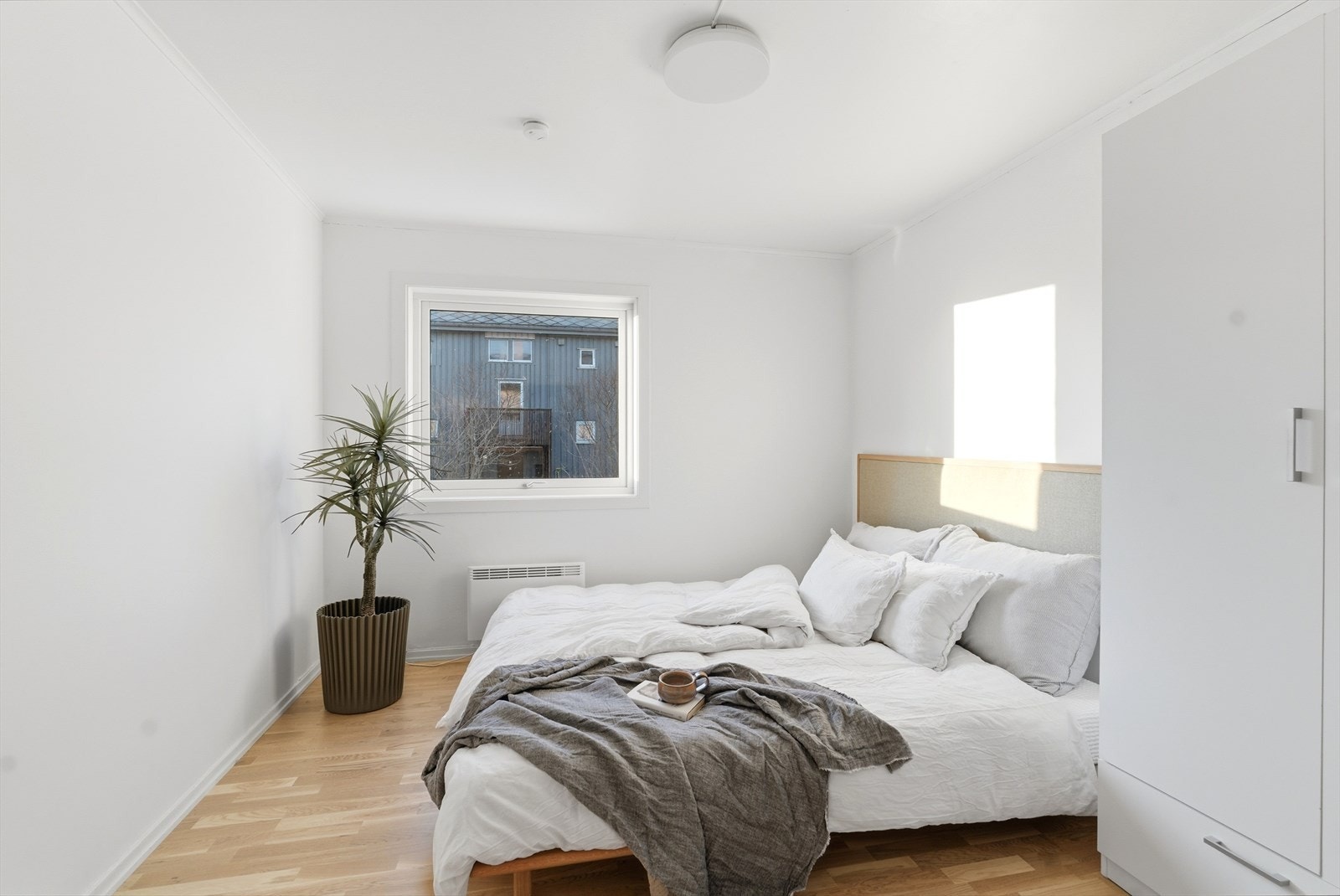 Behagelig soverom med god plass til seng og garderobeløsning Galleribilde