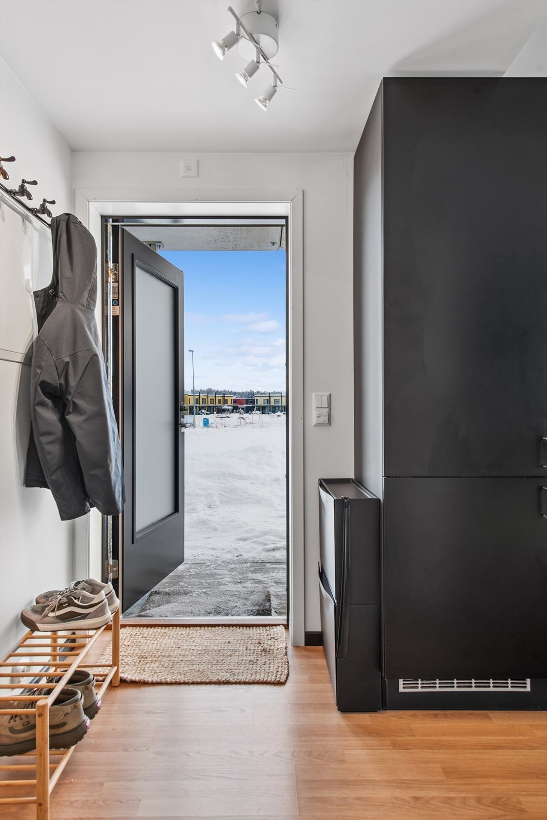 Boligen ligger i første etasje med enkel adkomst, og parkering like ved inngangspartiet. Galleribilde