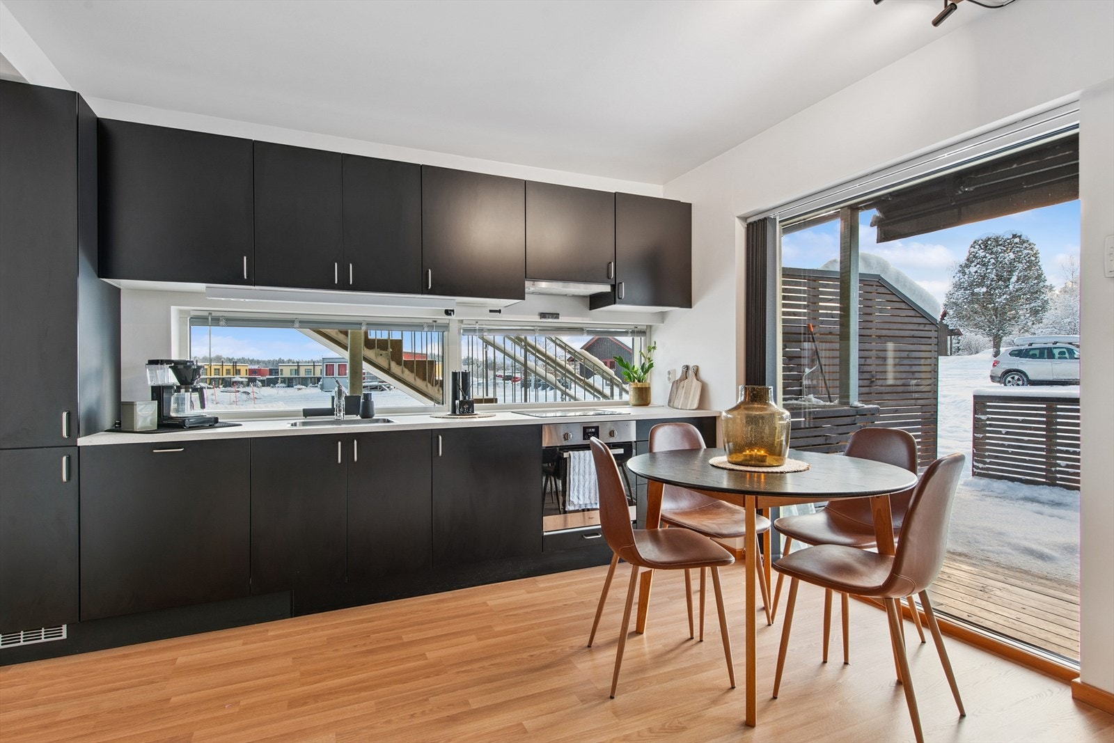 Det er elektriske varmekabler i gulvet i stue- og kjøkkenområdet for jevn og behagelig varme. Galleribilde