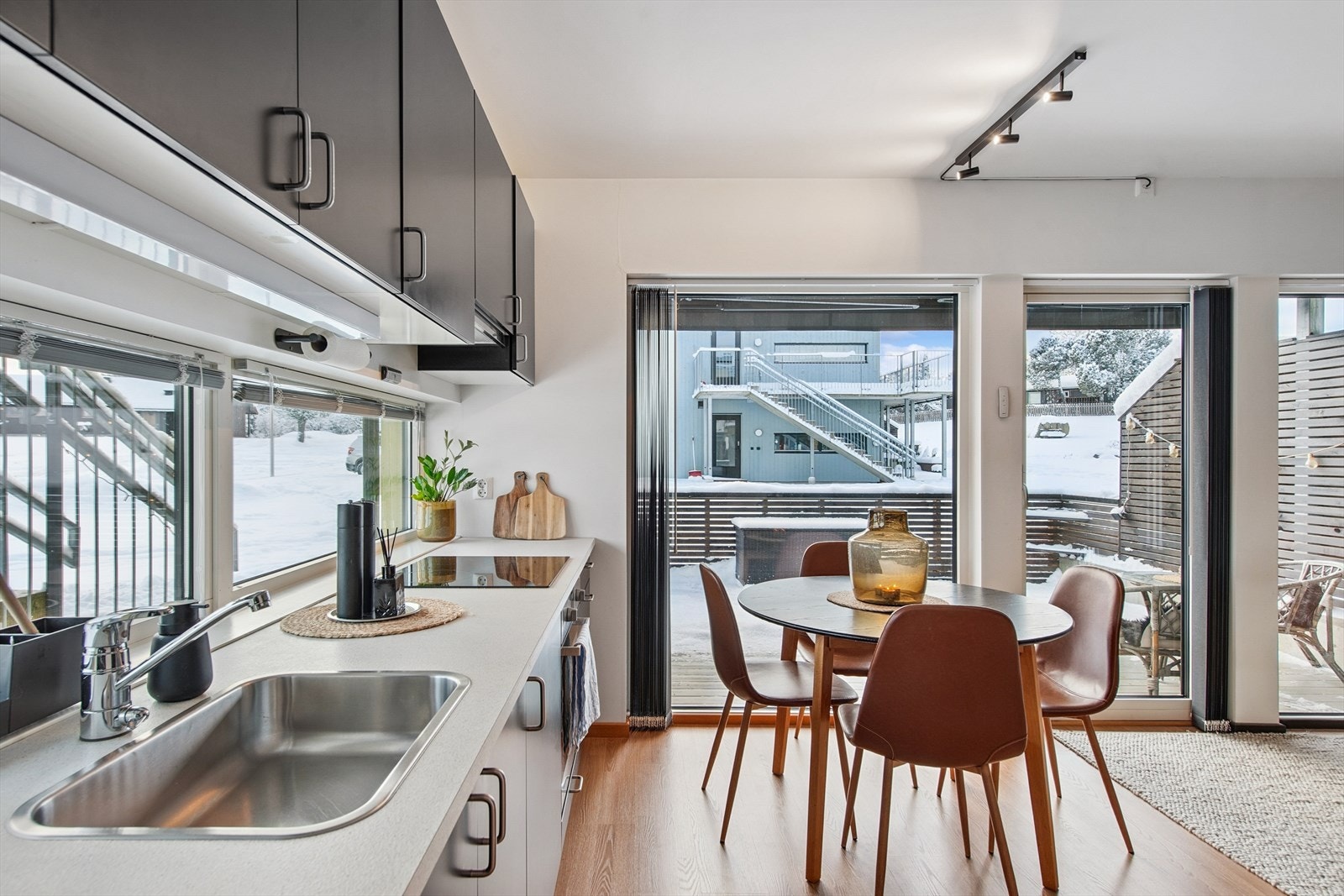 Som endeleilighet har boligen ekstra vindusflater som gir rikelig med dagslys over kjøkkenbenken. Galleribilde