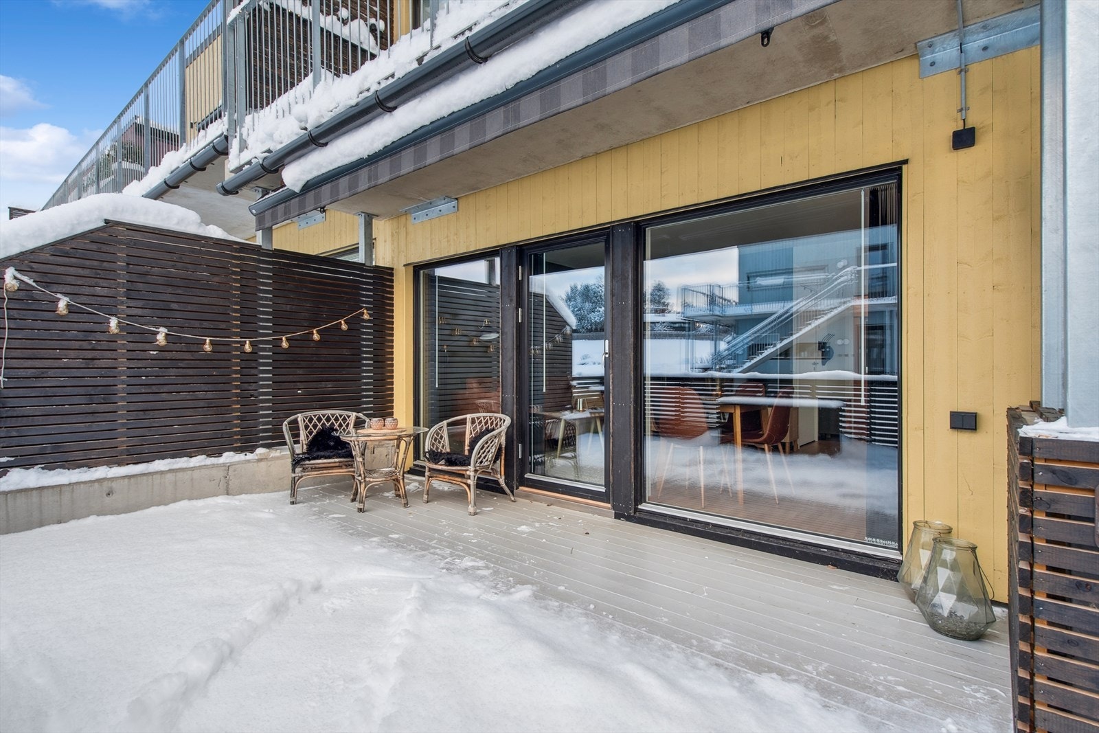 Fra stuen er det direkte utgang til en romslig, sør-vestvendt terrasse på 21 m². Galleribilde