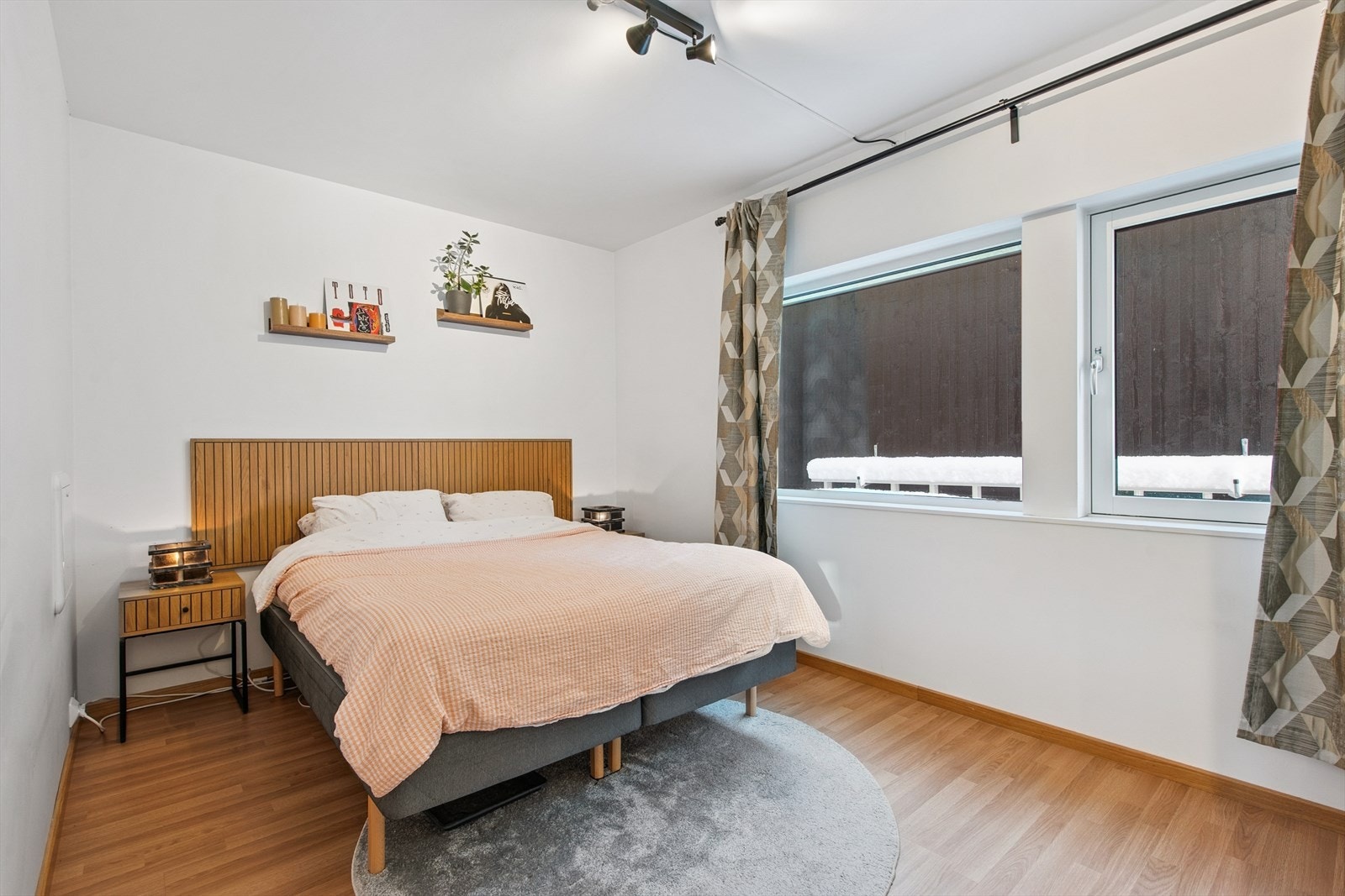 Rommet har plass til dobbeltseng og er utstyrt med vinduer med 3-lags glass. Galleribilde