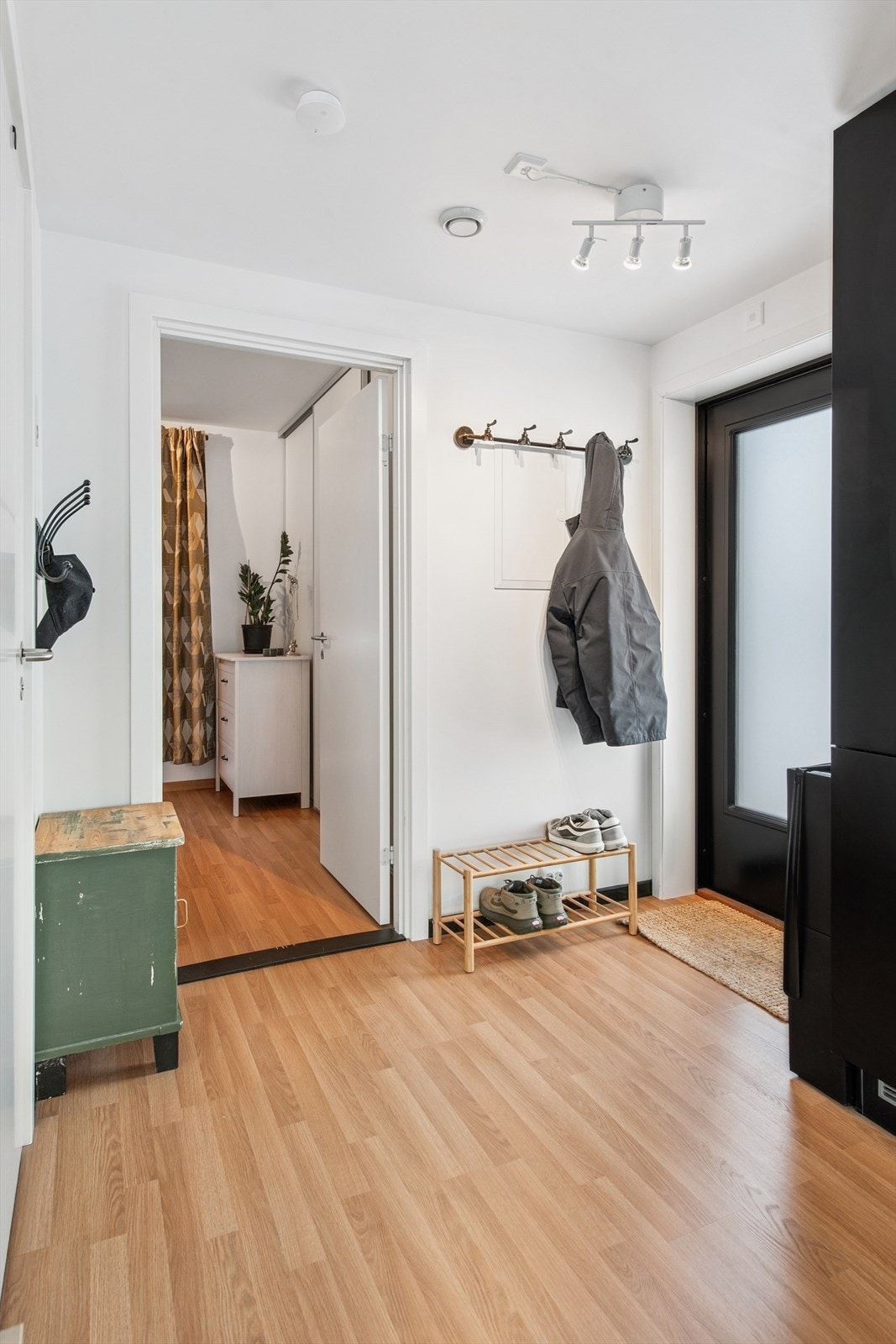 Fra entréen er det direkte tilgang til leilighetens øvrige rom. Galleribilde