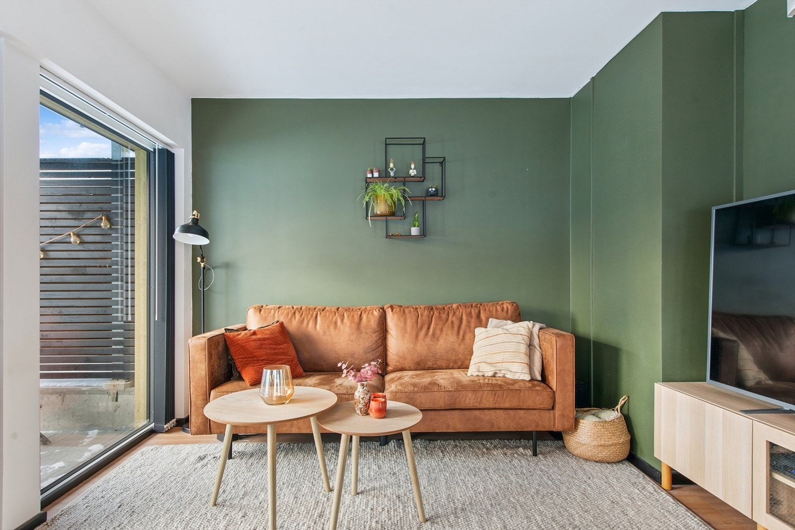 Stuen har god plass til både sofagruppe og spisebord. Galleribilde