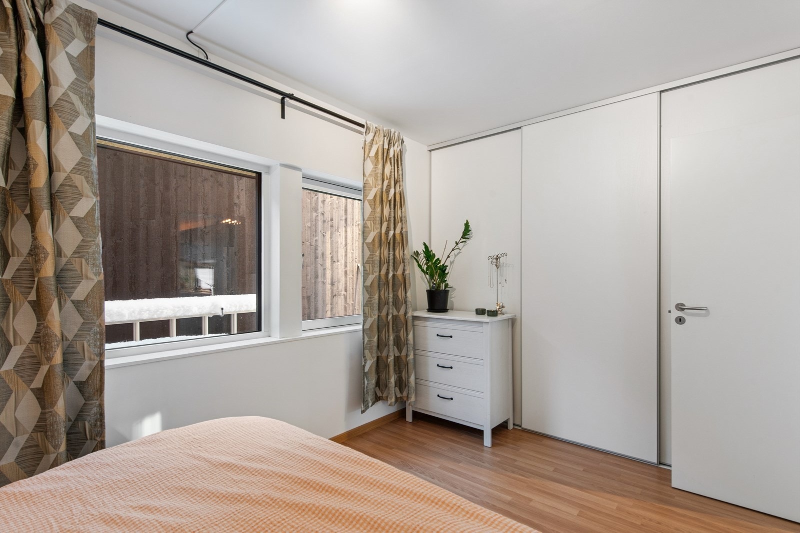 Her er det godt med garderobeplass i en romslig skyvedørsgarderobe. Galleribilde