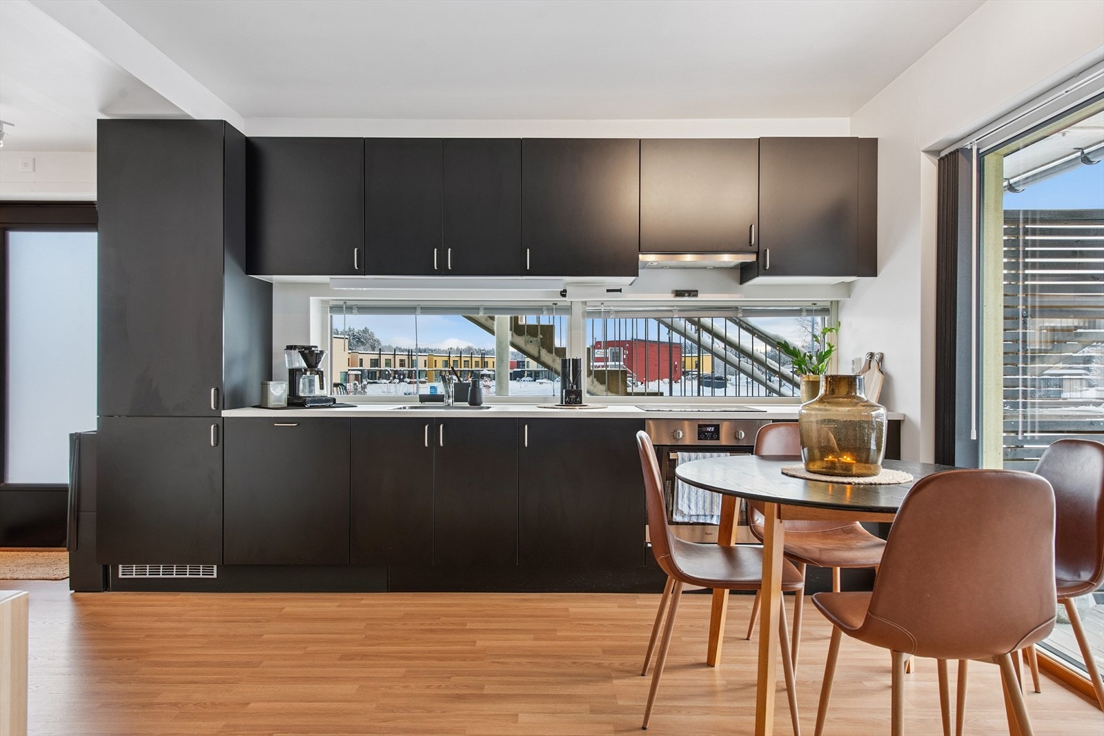 Kjøkkeninnredningen har glatte fronter og godt med skapplass. Noen hvitevarer er integrert. Galleribilde