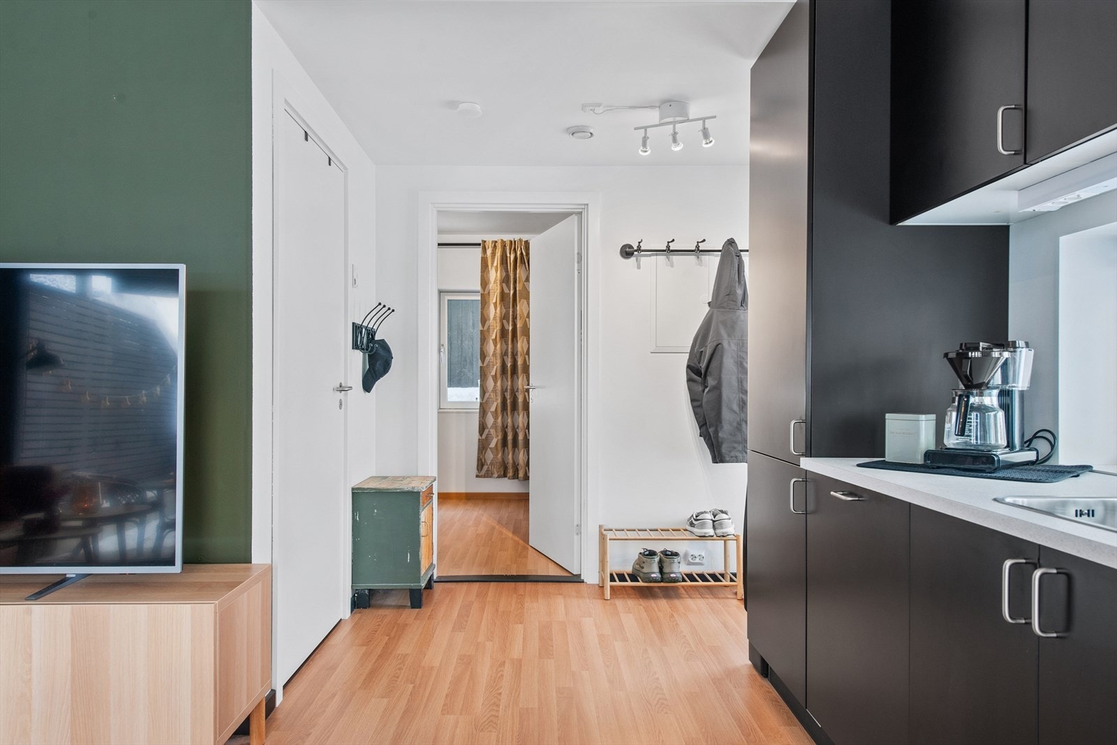 Innvendig har boligen malte, glatte dører som bidrar til et stilrent uttrykk. Galleribilde