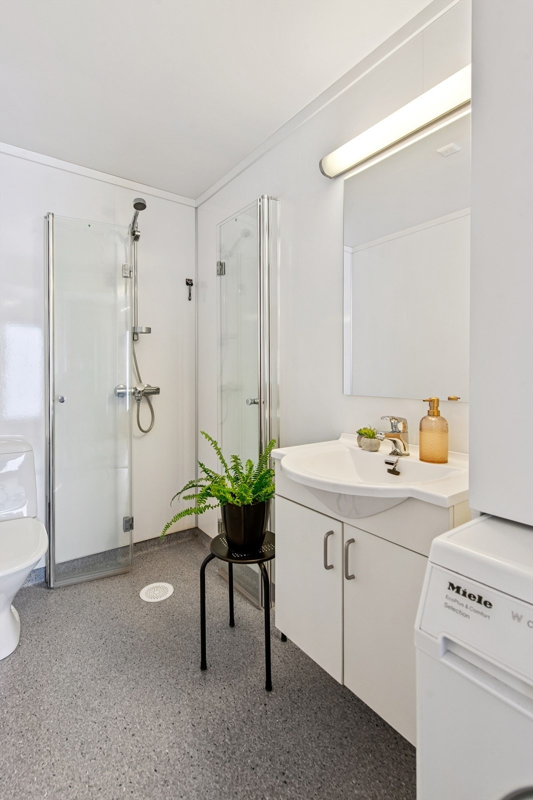 Badet har vinylbelegg på gulv med elektriske varmekabler for ekstra komfort. Galleribilde