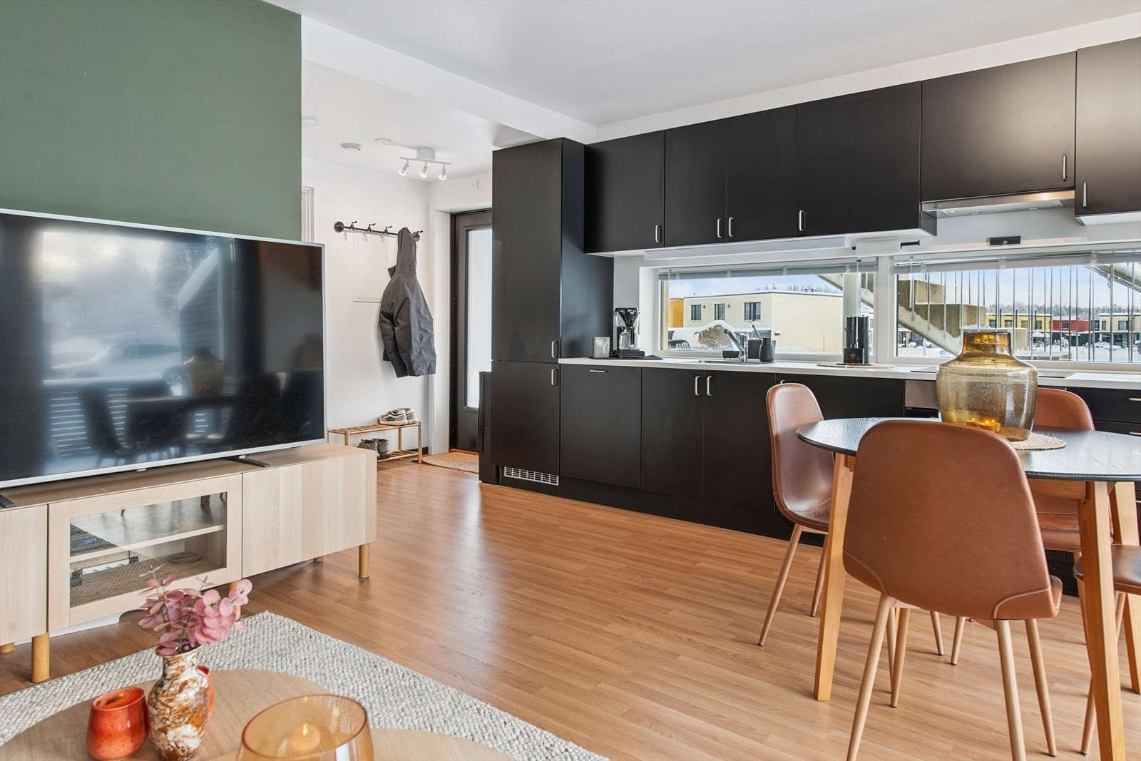 Gjennomgående laminatgulv og malte, lyse plater gir et helhetlig inntrykk. Galleribilde