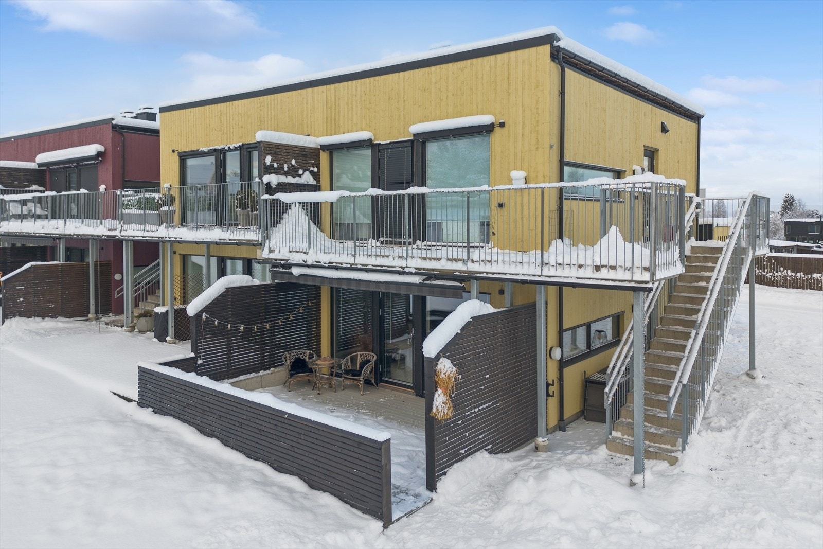 Terrassen ligger på terrengnivå med direkte tilgang til felles plenareal. Galleribilde