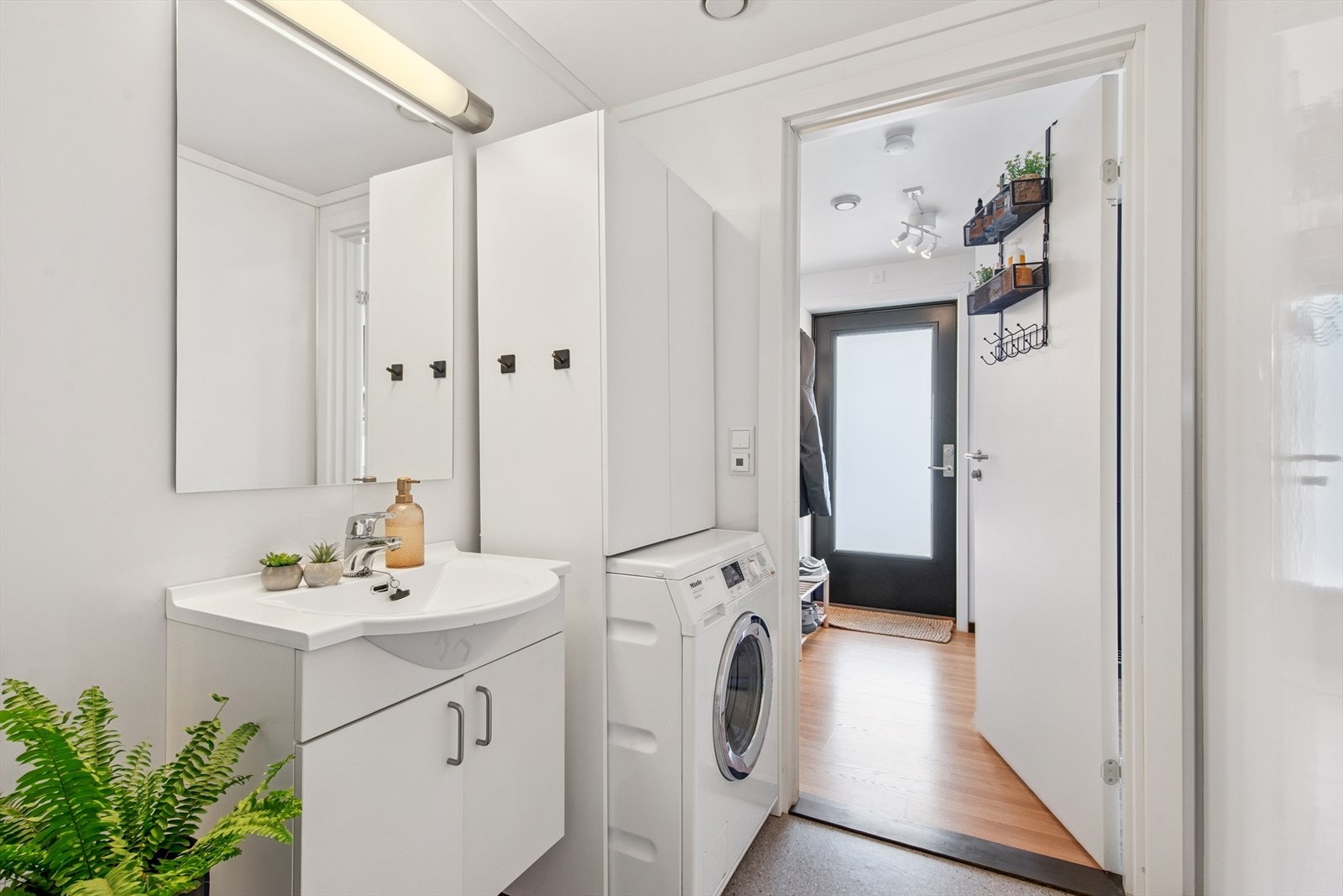 Det er praktisk opplegg for vaskemaskin på badet. Galleribilde