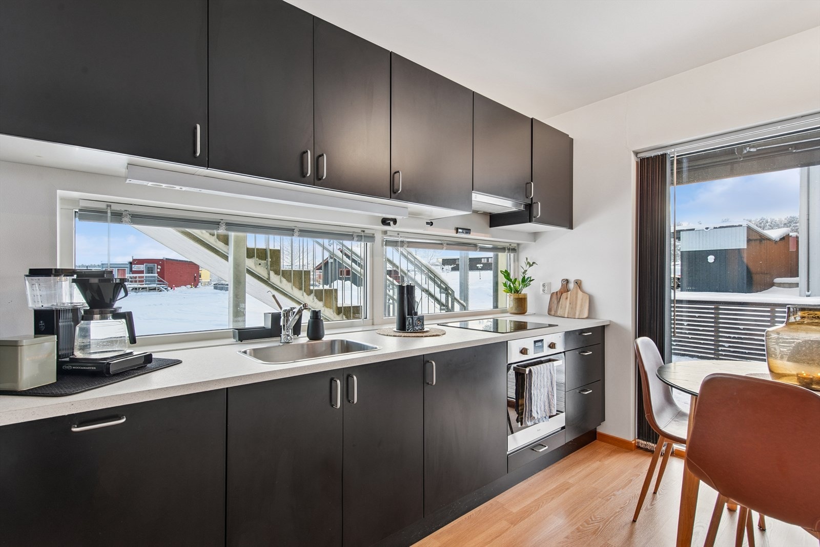 Kjøkkenet er utstyrt med laminert benkeplate og rustfri oppvaskkum. Galleribilde