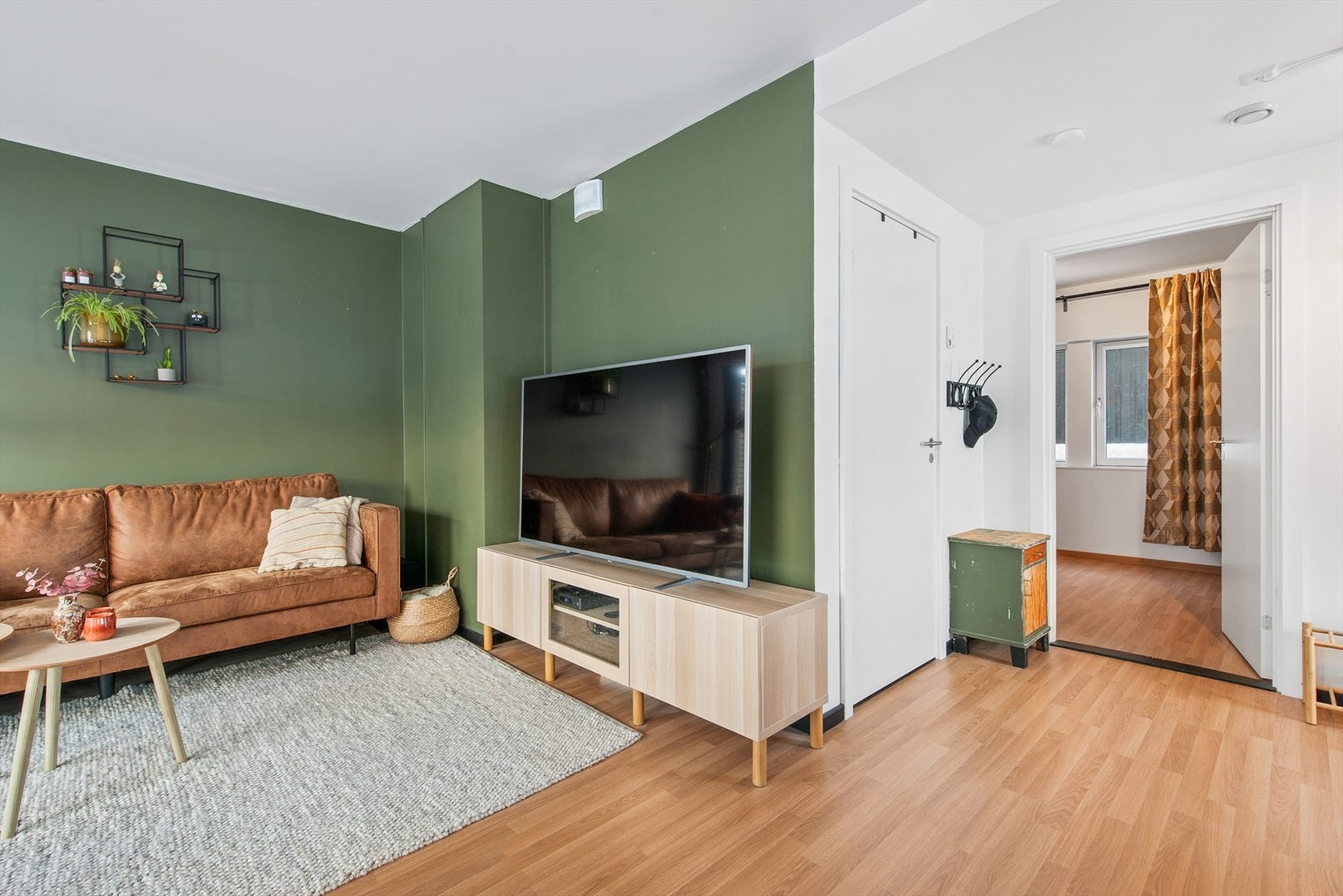 Den åpne løsningen skaper en sosial og luftig atmosfære i oppholdsrommet. Galleribilde