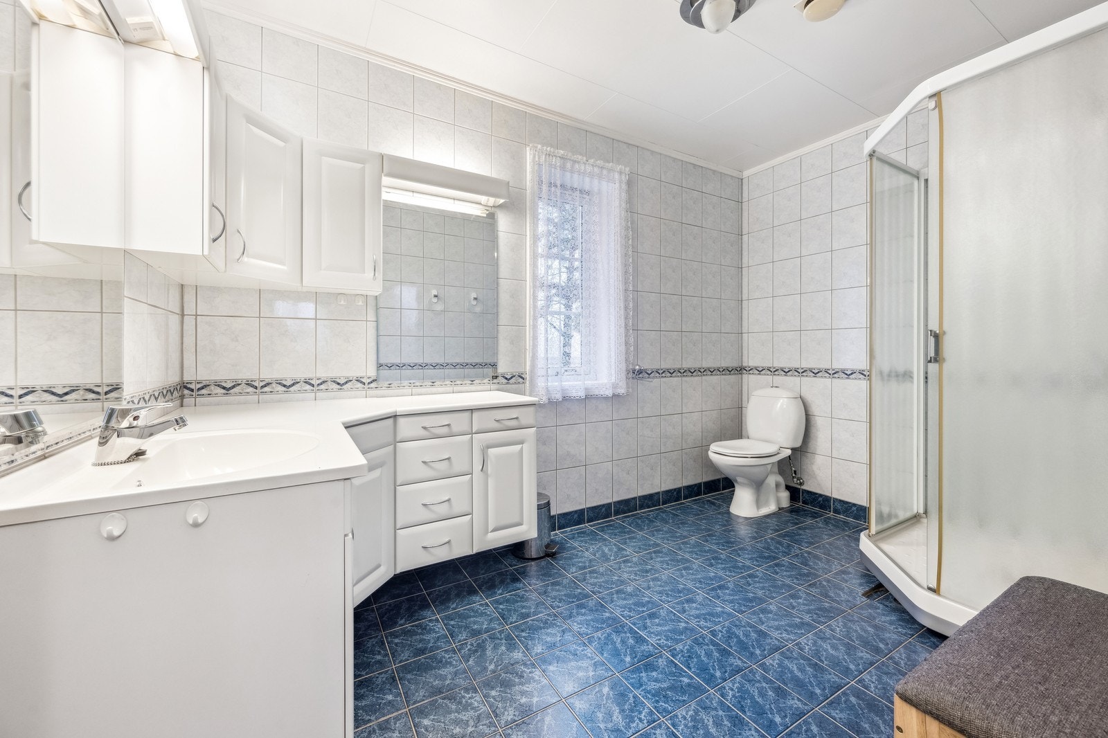 Romslig bad med dusjhjørne Galleribilde