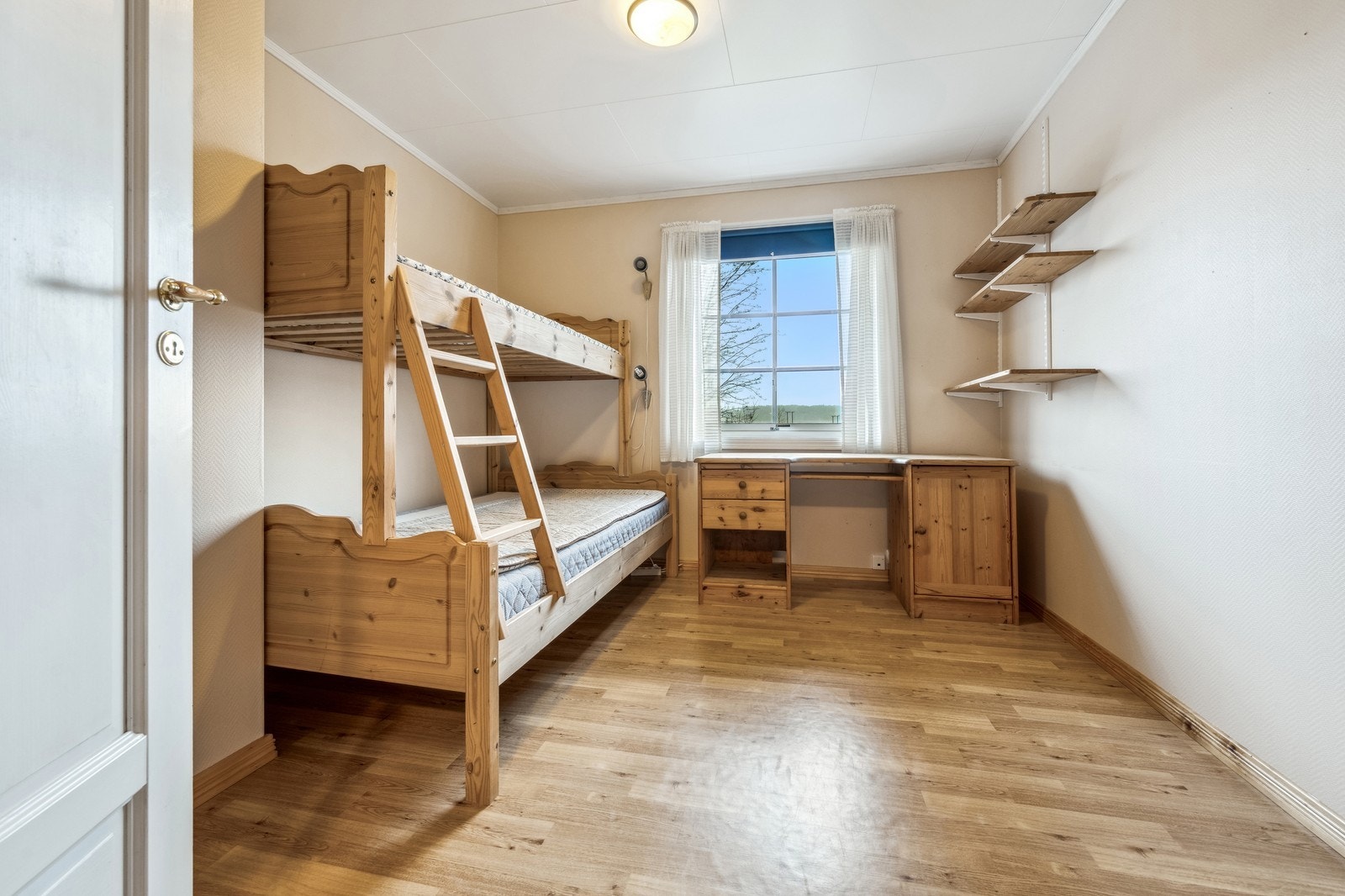 Soverom med seng og pult. Fleksibel på møbleringen Galleribilde