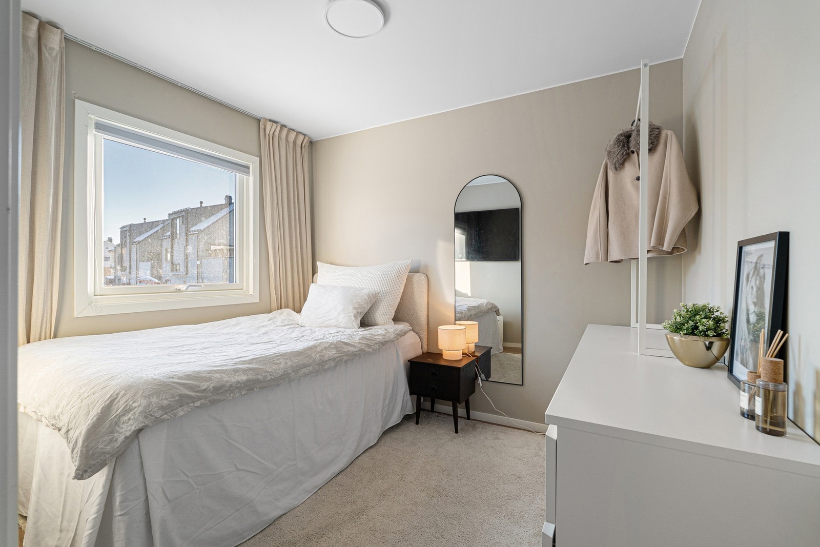 Soverom 2 på 8 kvm med garderobeskap. Galleribilde