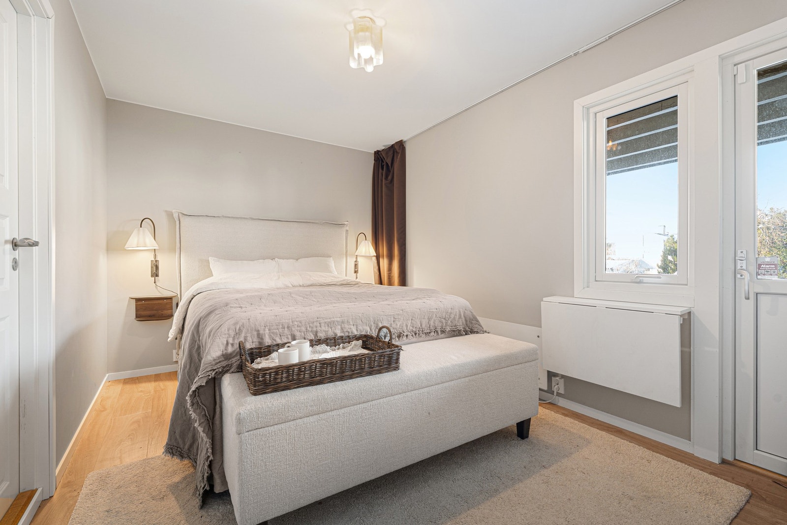 Hovedsoverommet ligger i førsteetasje og er på 13,5 kvm. Galleribilde